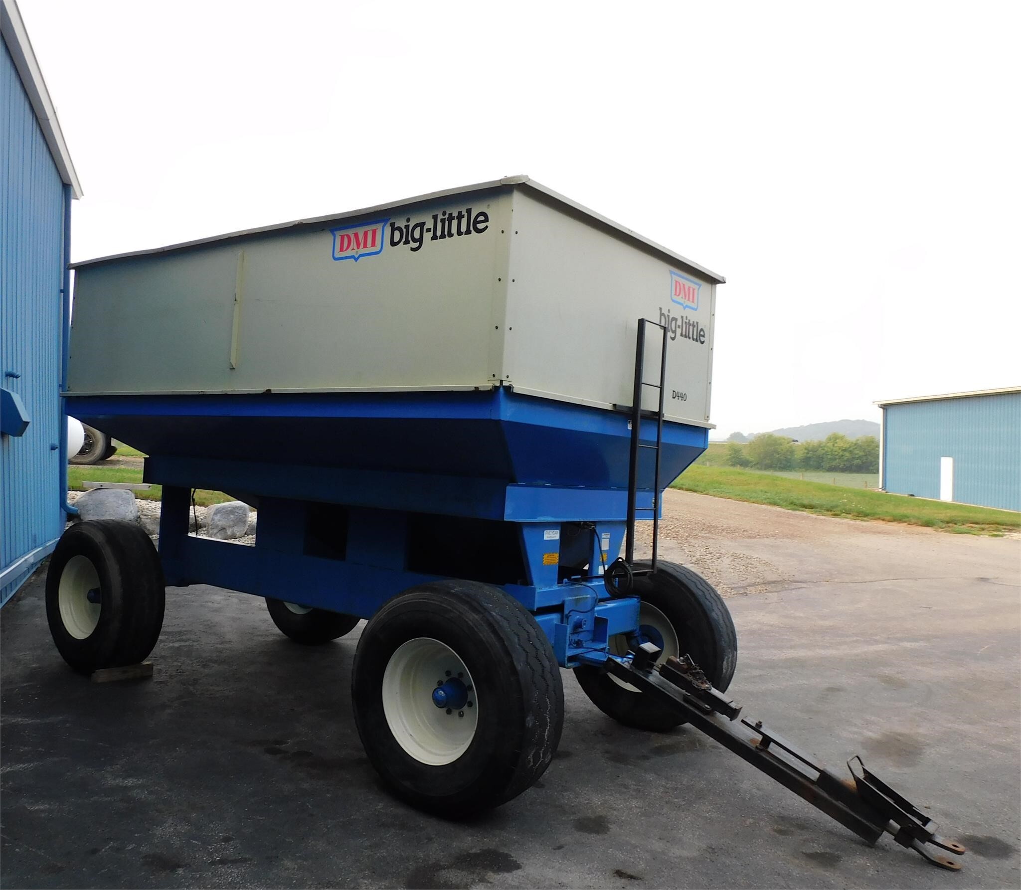  DMI D440 Gravity Wagon