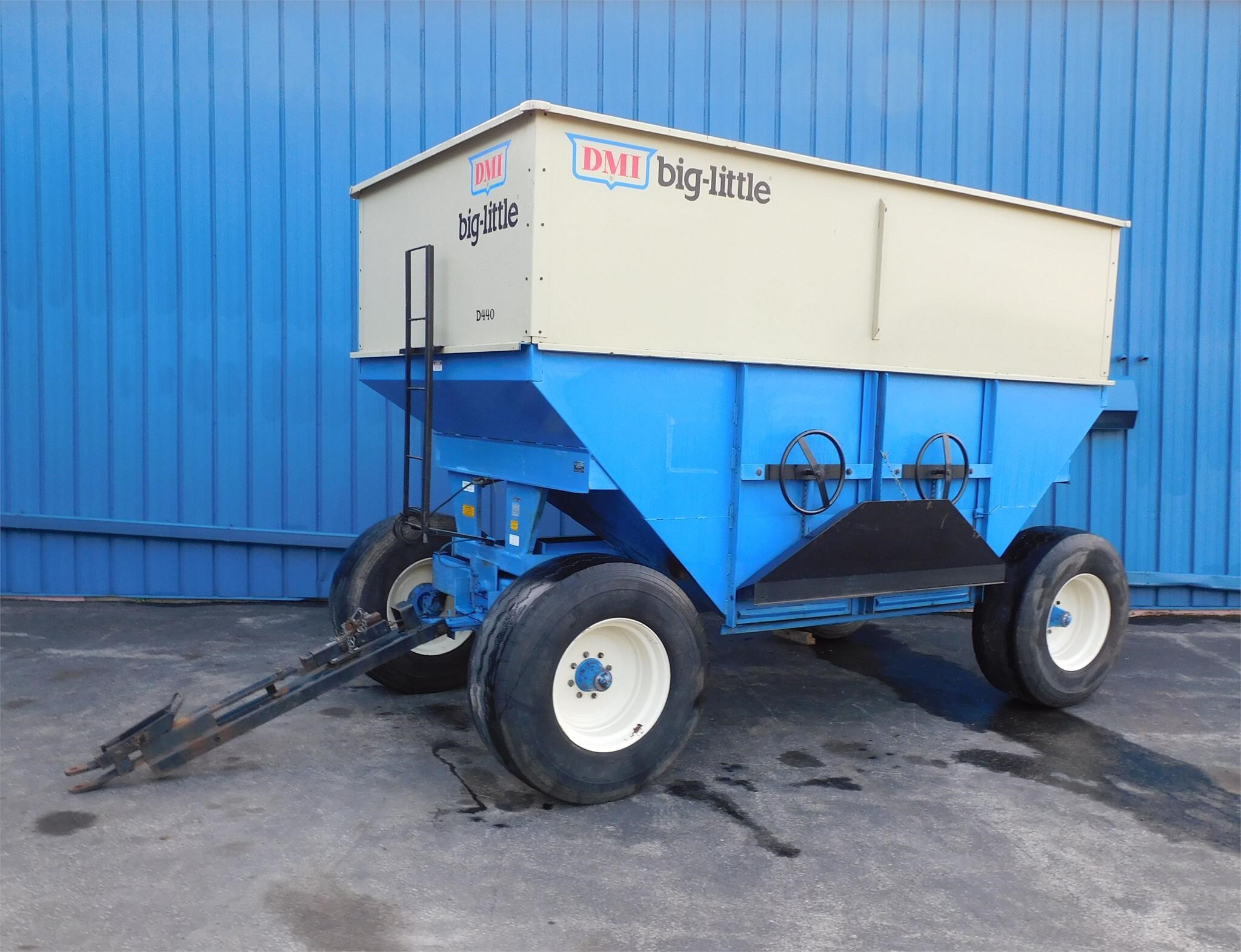  DMI D440 Gravity Wagon