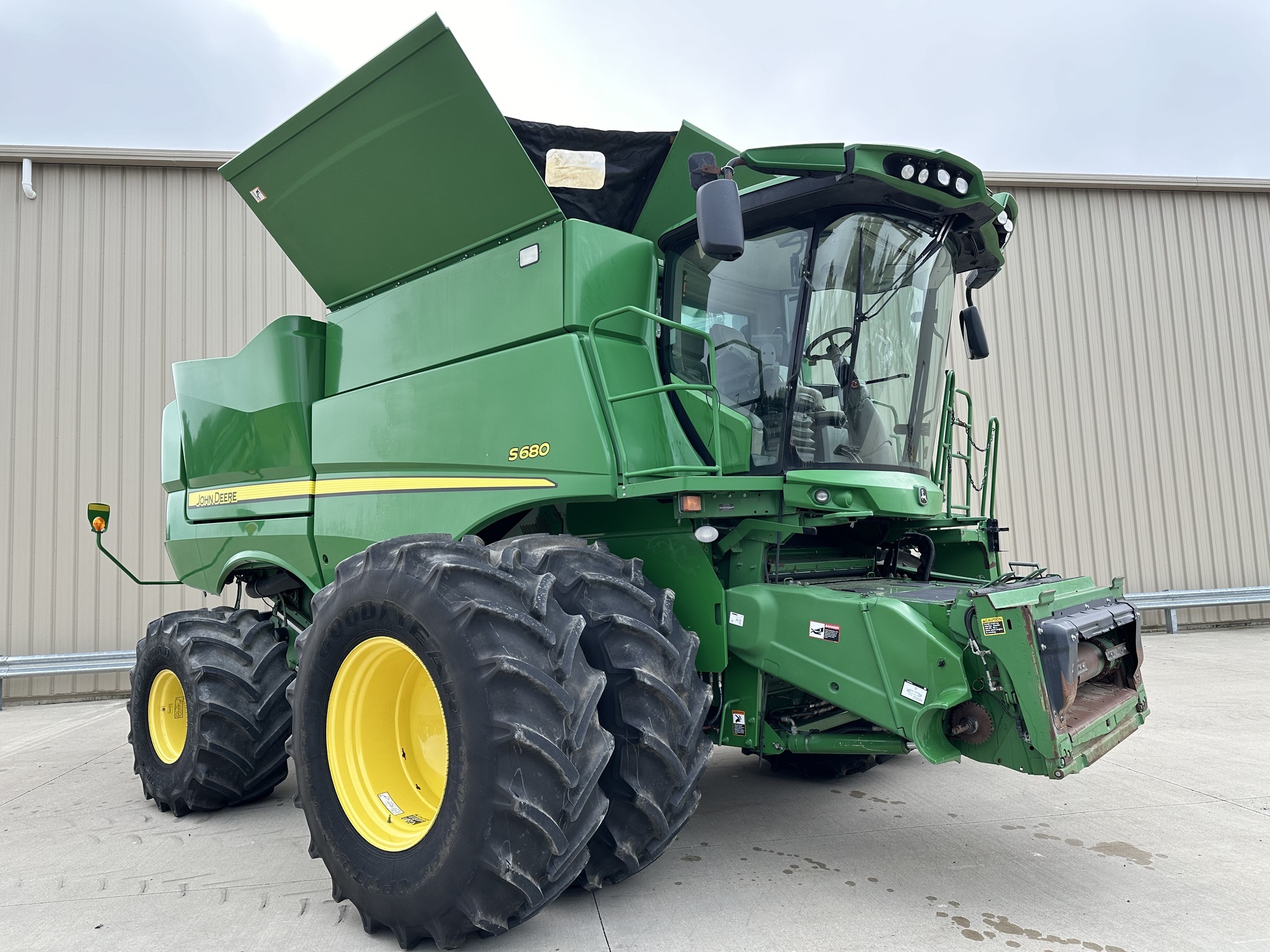 2016 John Deere S680 Combine