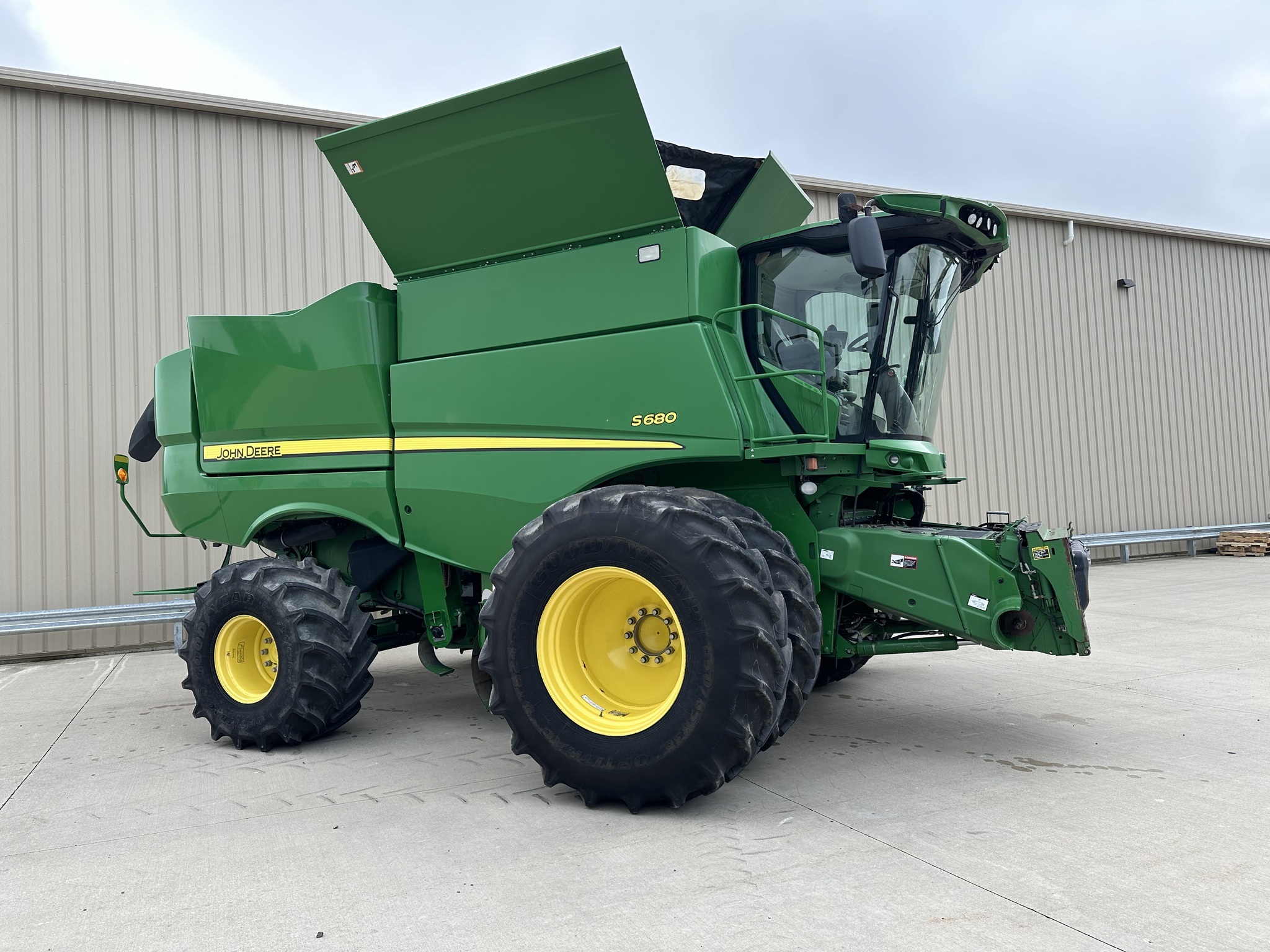 2016 John Deere S680 Combine