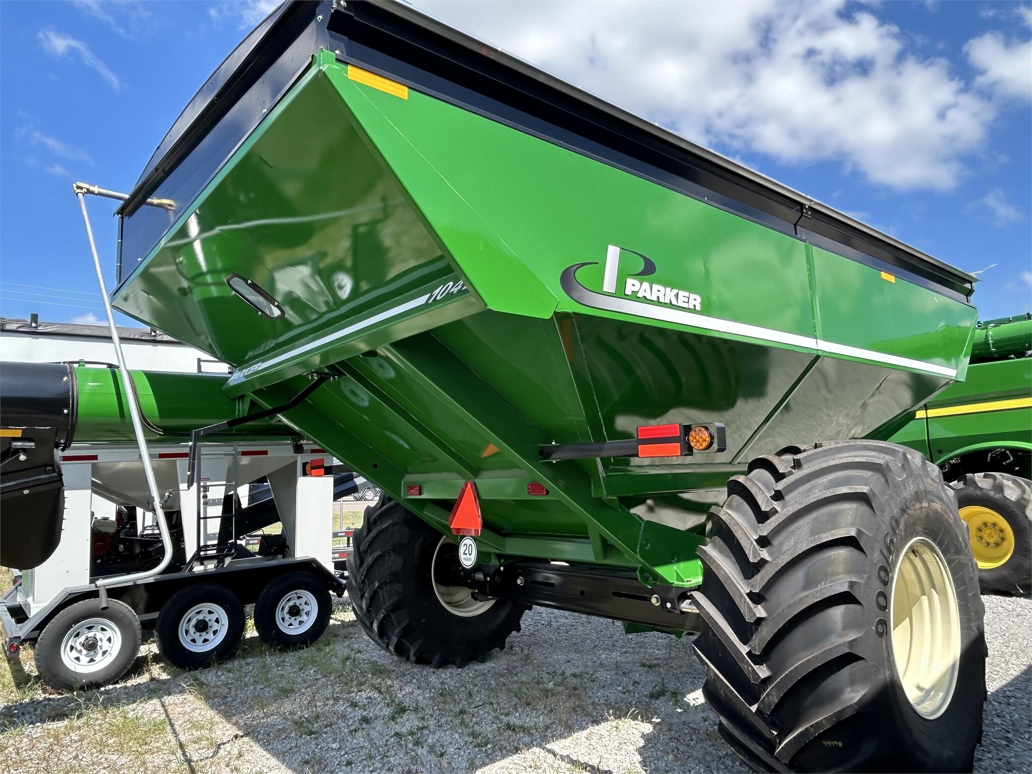 2023 Parker 1042 Grain Cart