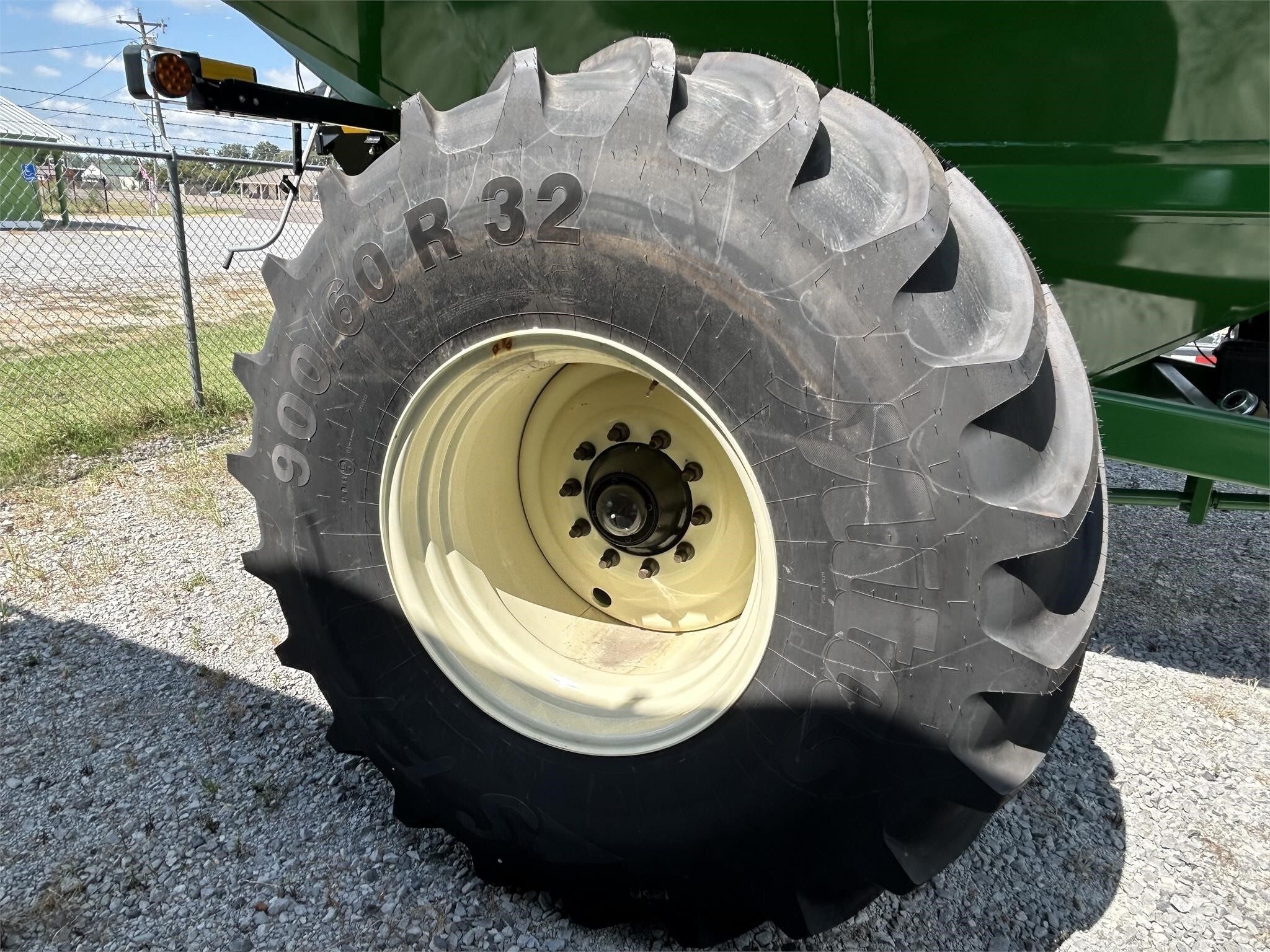 2023 Parker 1042 Grain Cart