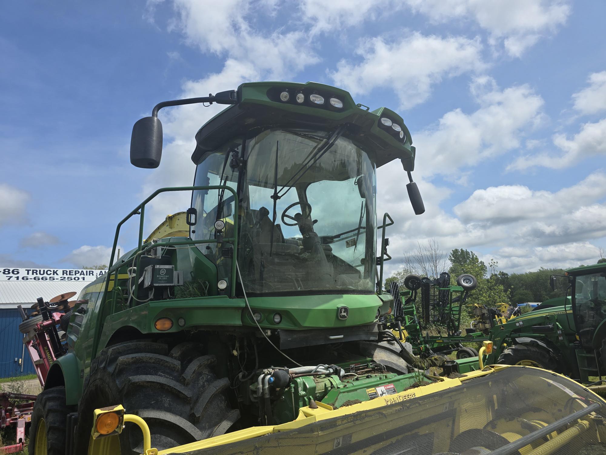 2017 John Deere 8600 Self-Propelled Forage Harvester