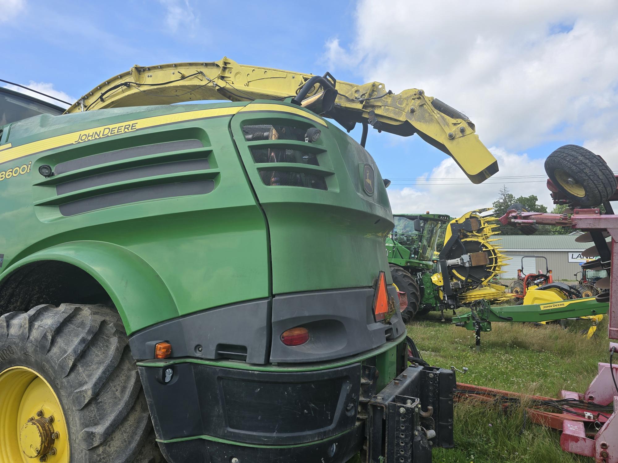 2017 John Deere 8600 Self-Propelled Forage Harvester