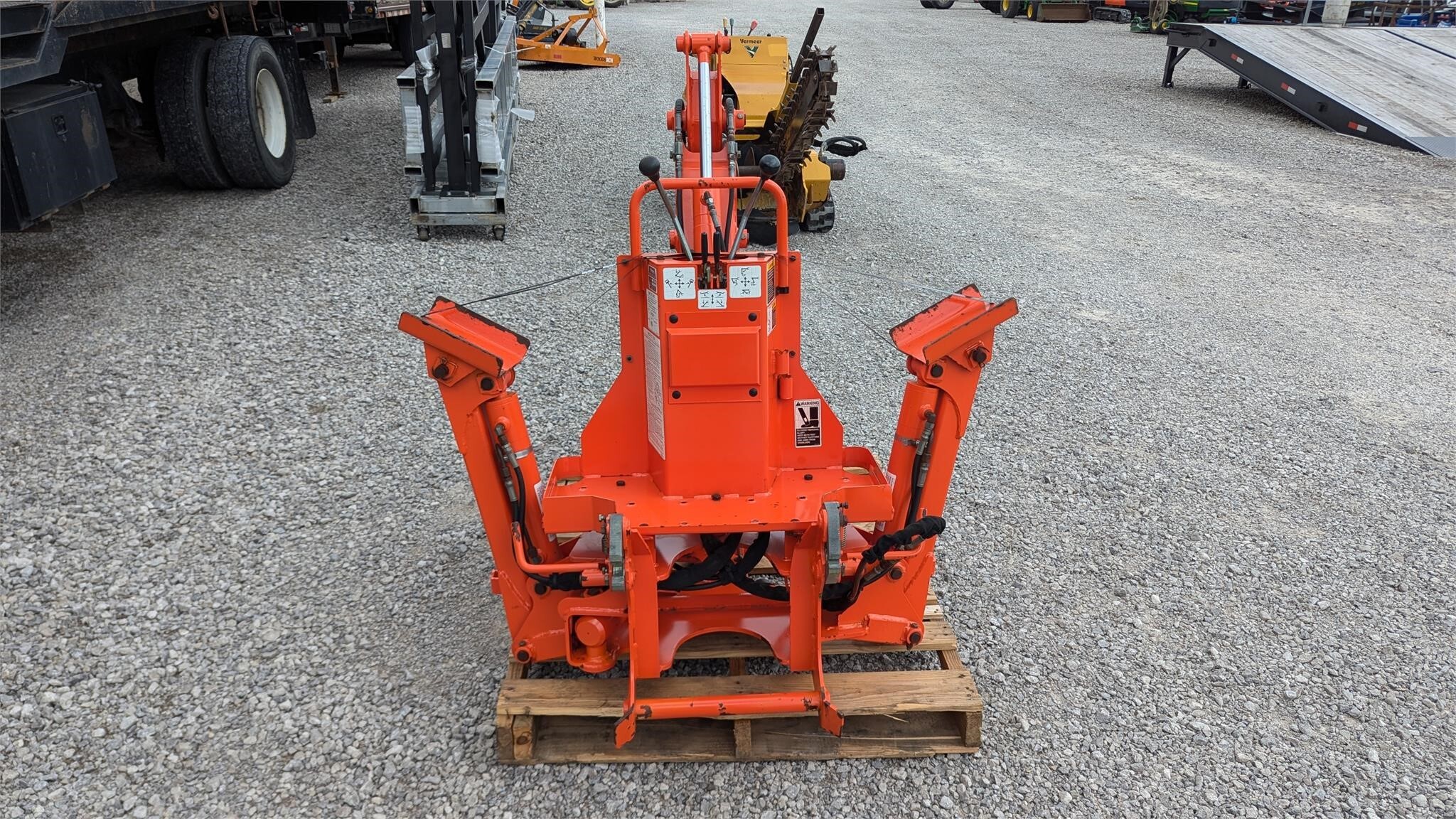  Kubota BT600 Backhoe and Excavator Attachment