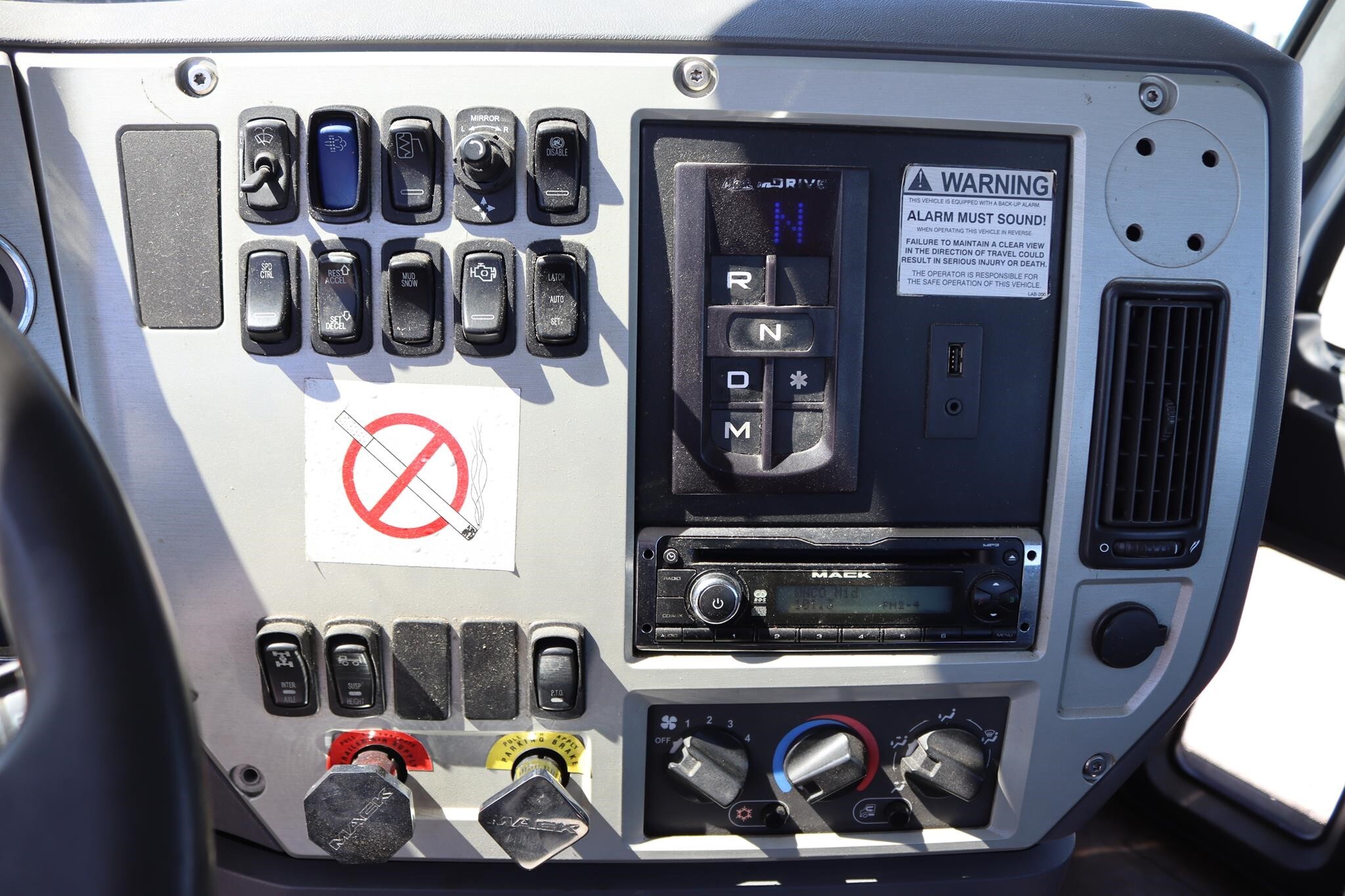 2012 Mack PINNACLE CXU613 Semi Trucks/Trailer