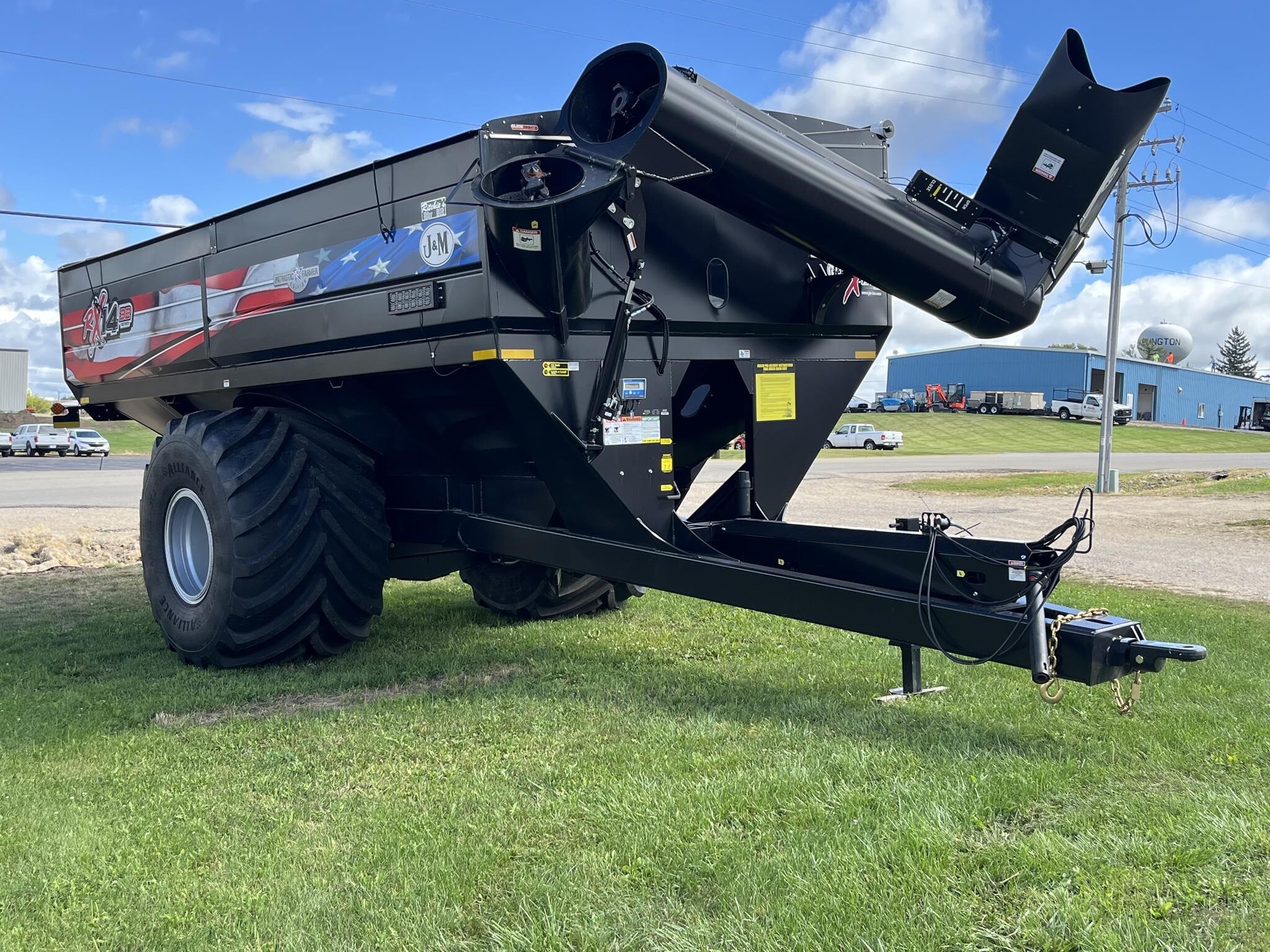 2023 J&M 1432-22S Grain Cart