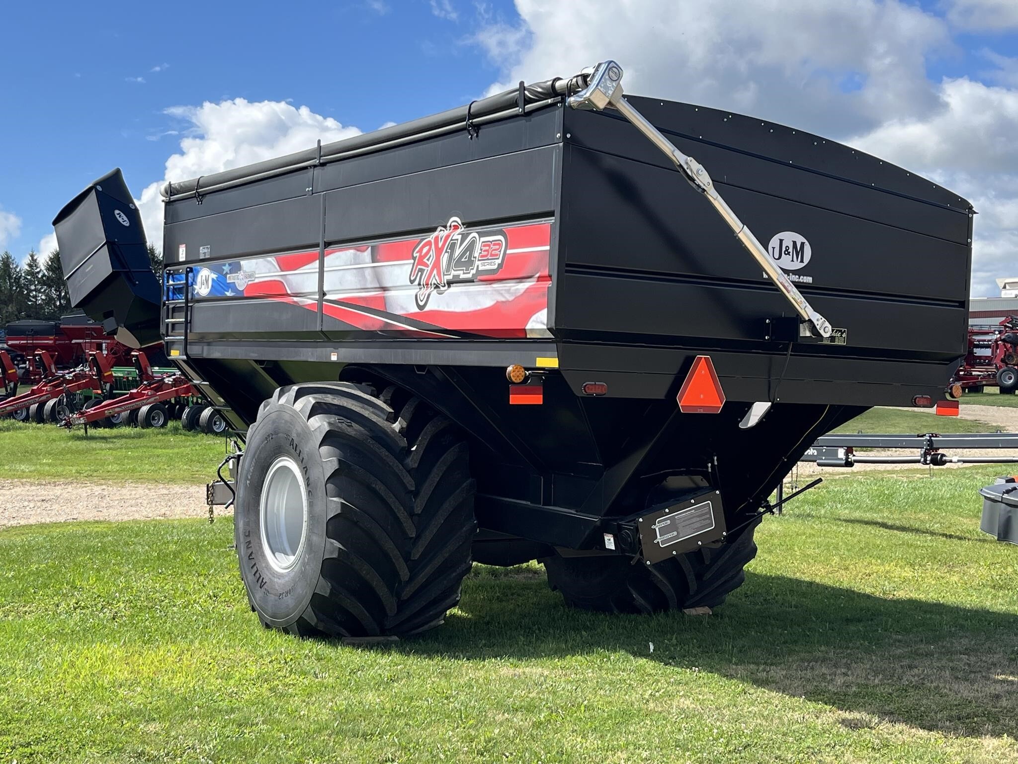 2023 J&M 1432-22S Grain Cart