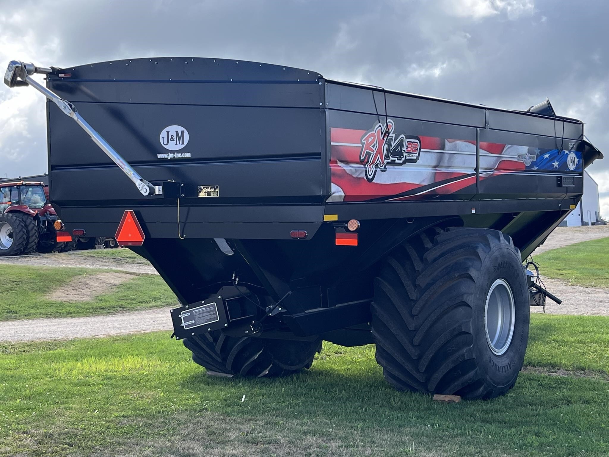 2023 J&M 1432-22S Grain Cart