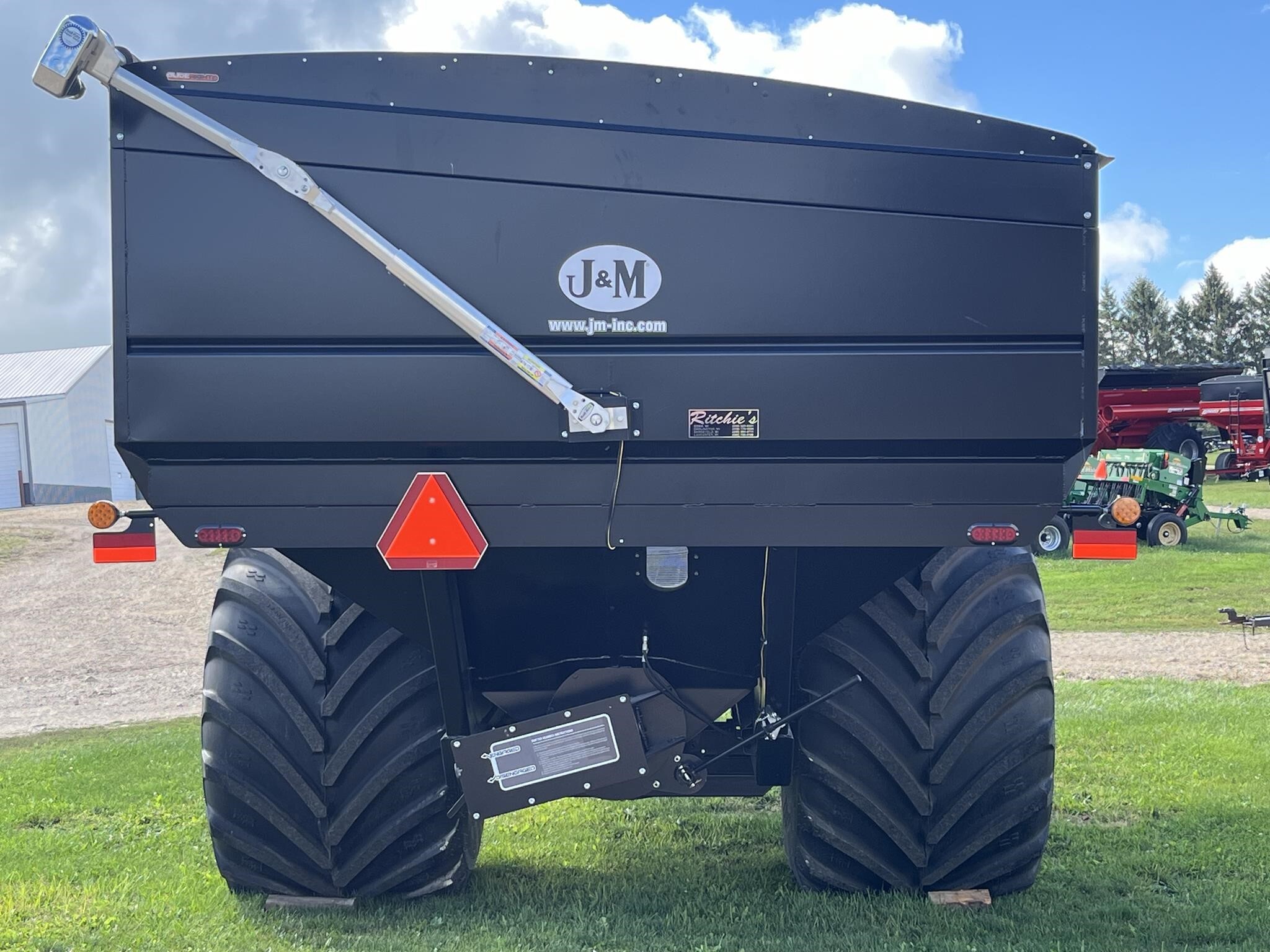 2023 J&M 1432-22S Grain Cart