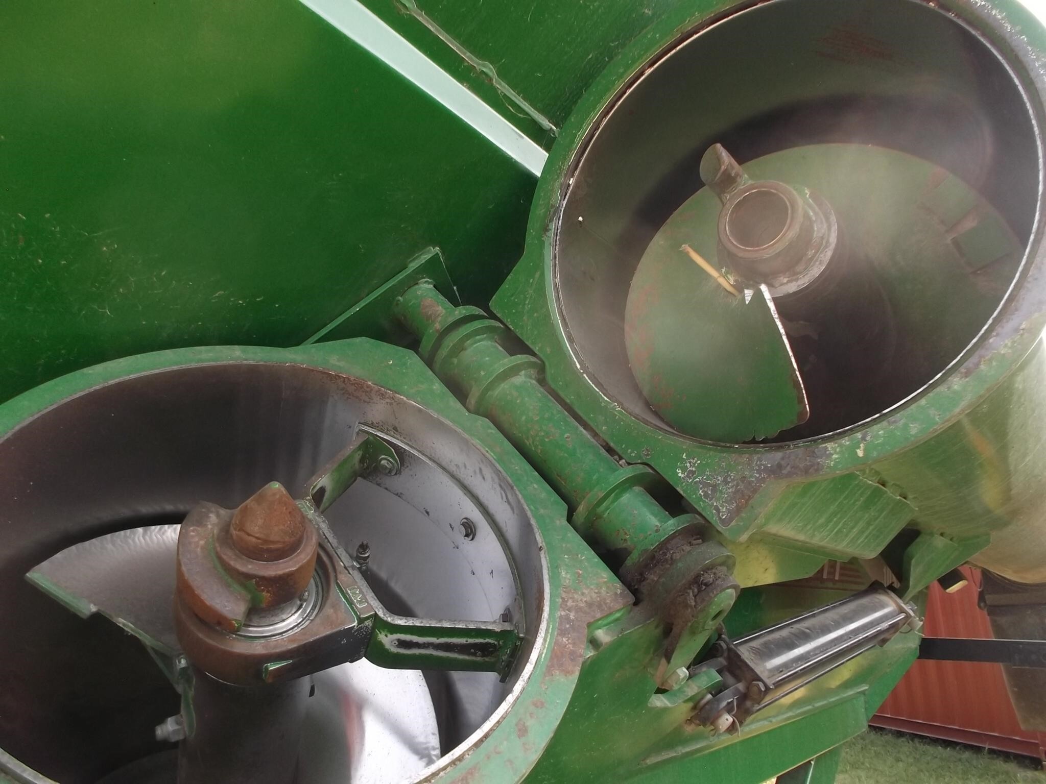 2011 Brent 1082 Grain Cart