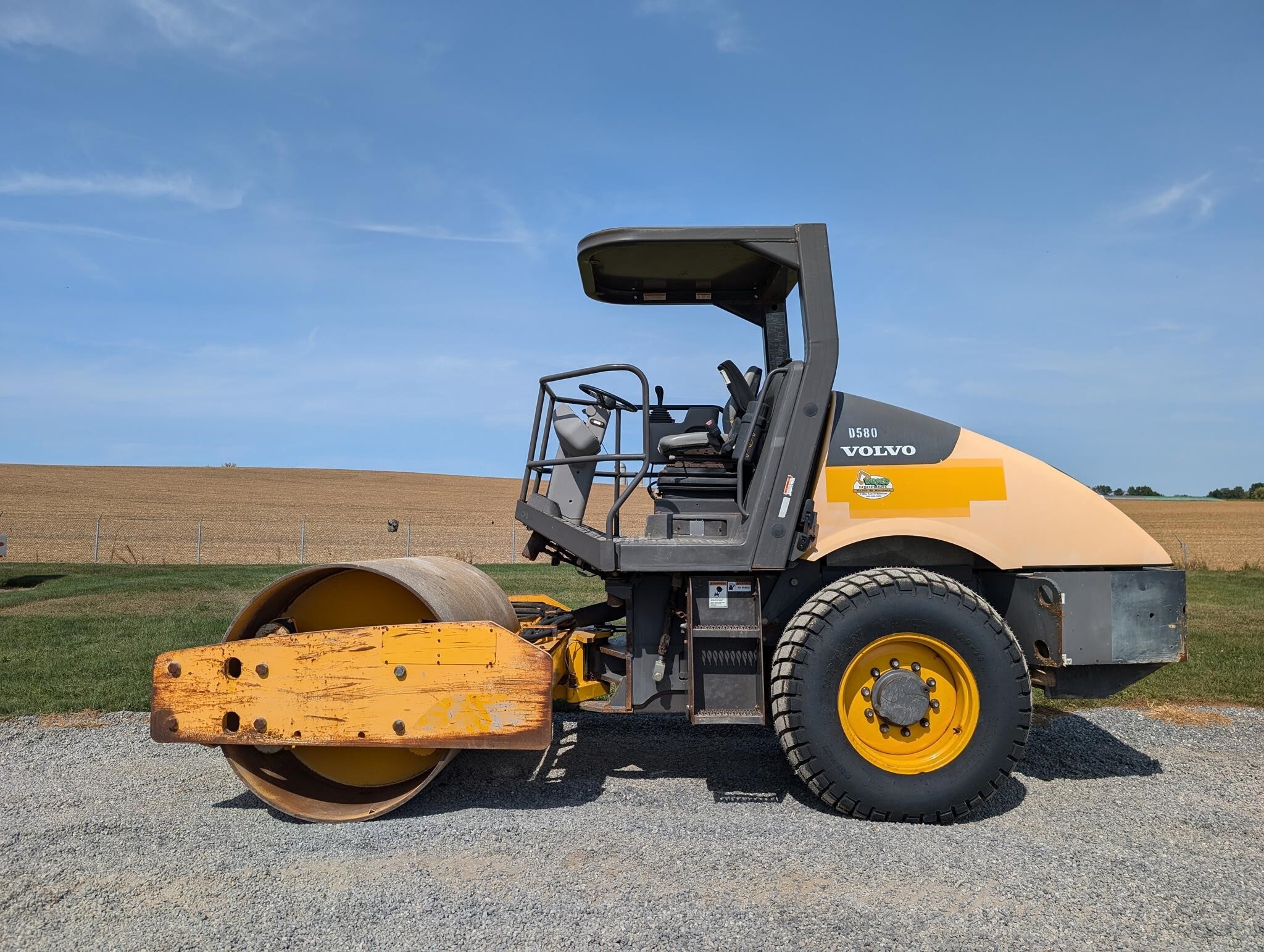 2013 Volvo SD70D Compacting and Paving