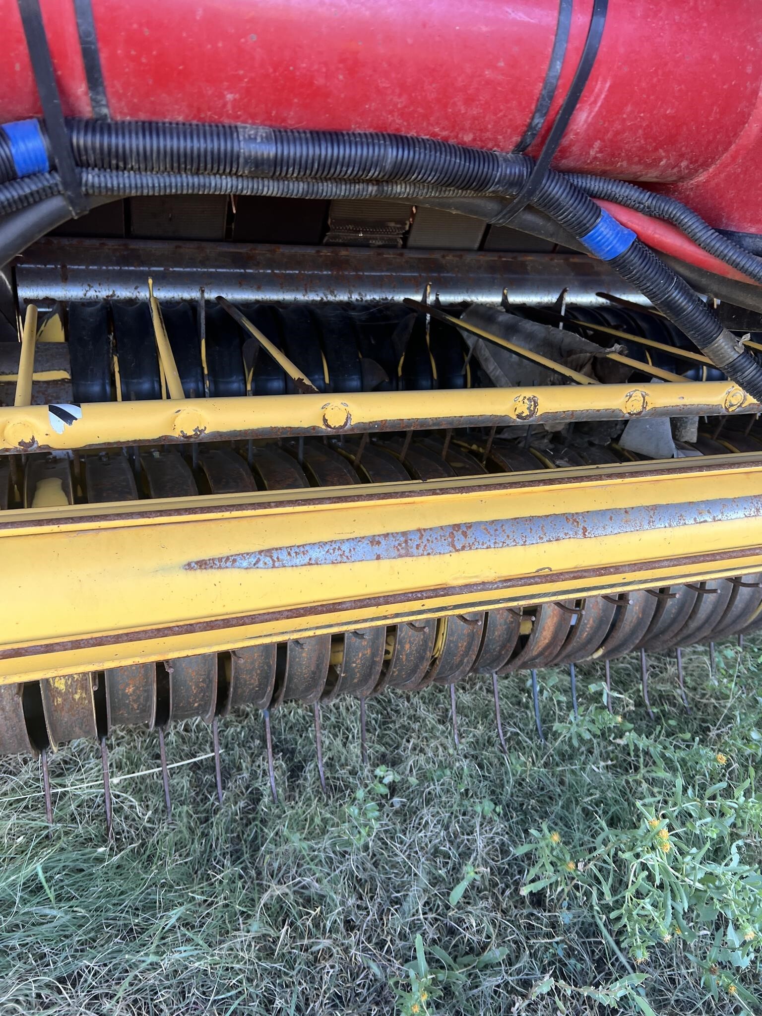 2014 New Holland Roll-Belt 560 Round Baler