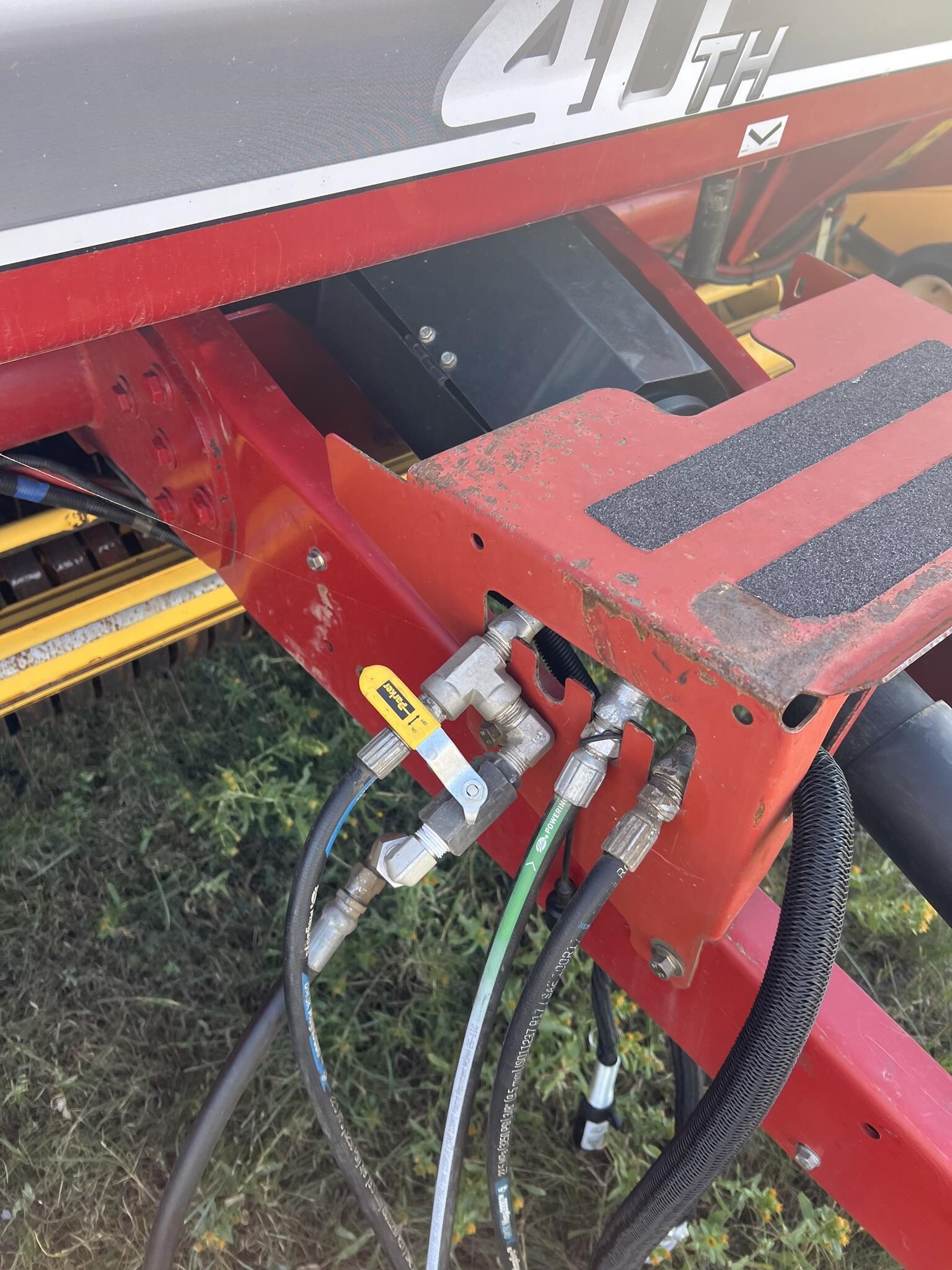 2014 New Holland Roll-Belt 560 Round Baler