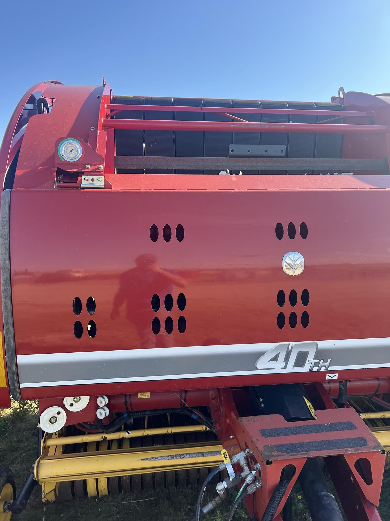 2014 New Holland Roll-Belt 560 Round Baler