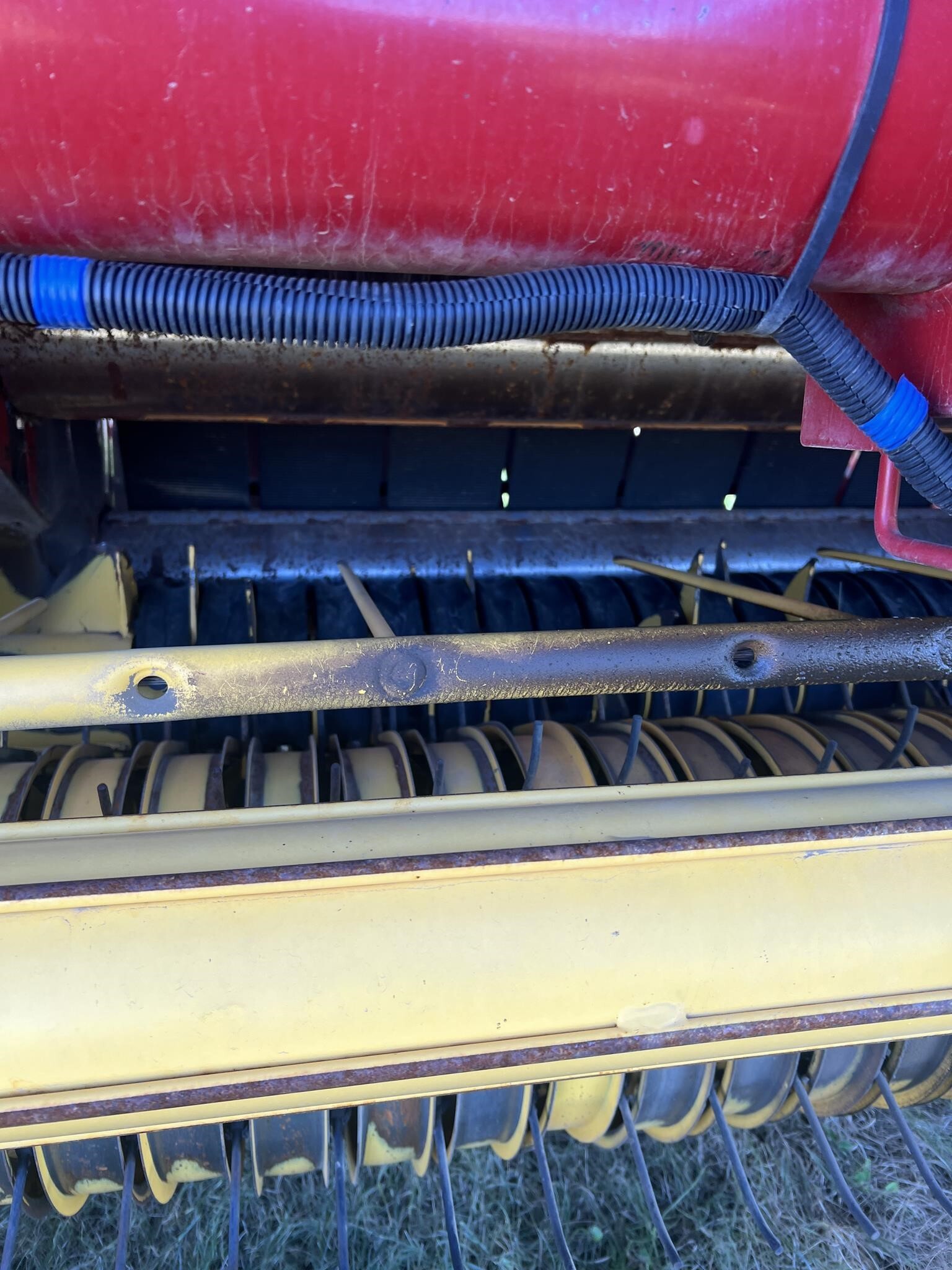 2015 New Holland Roll-Belt 560 Round Baler