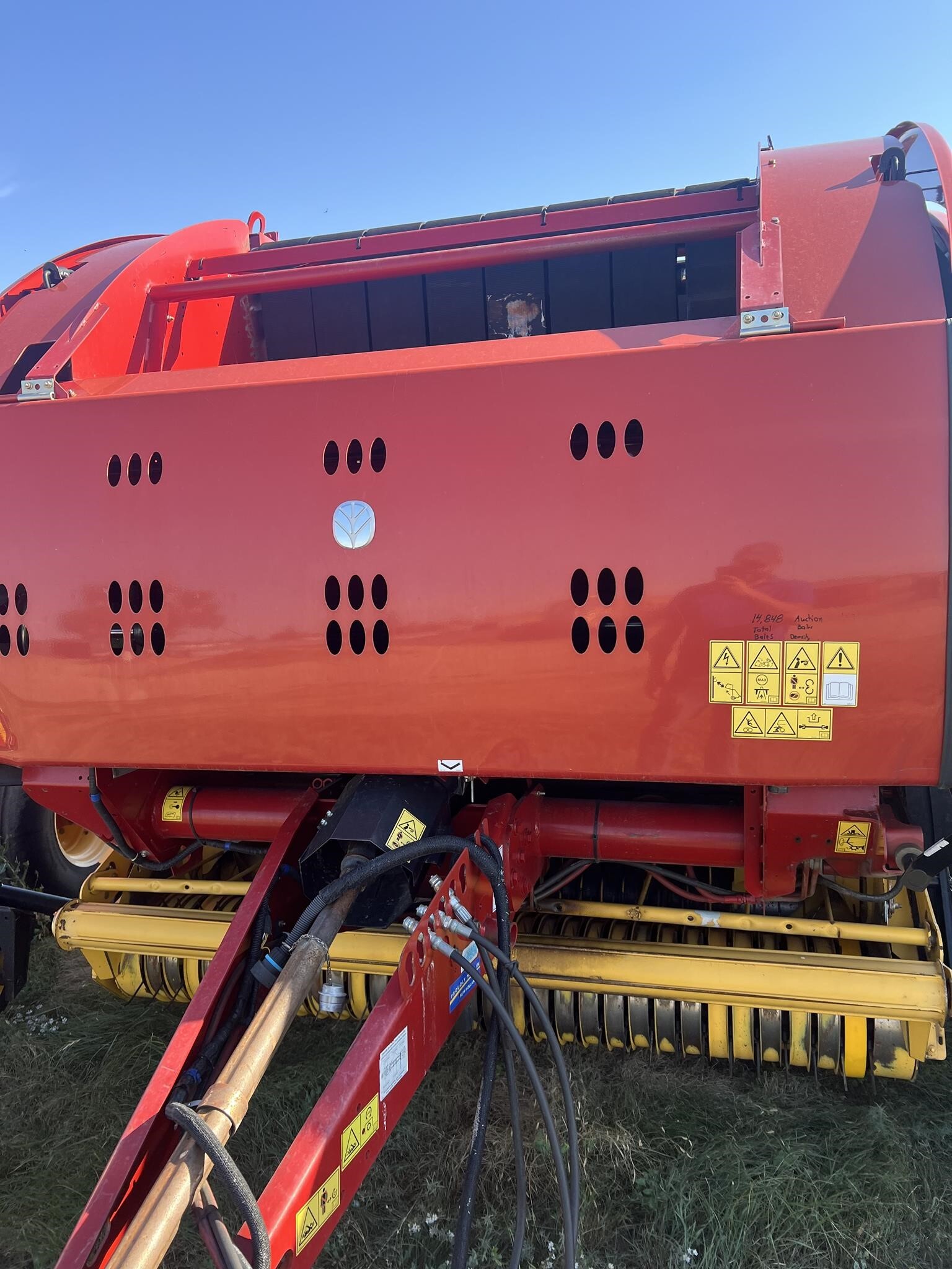 2015 New Holland Roll-Belt 560 Round Baler