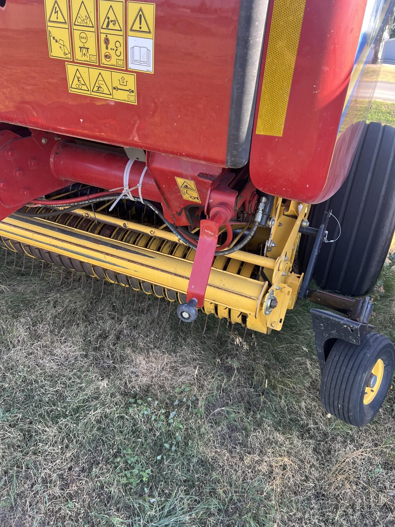 2014 New Holland Roll-Belt 560 Round Baler
