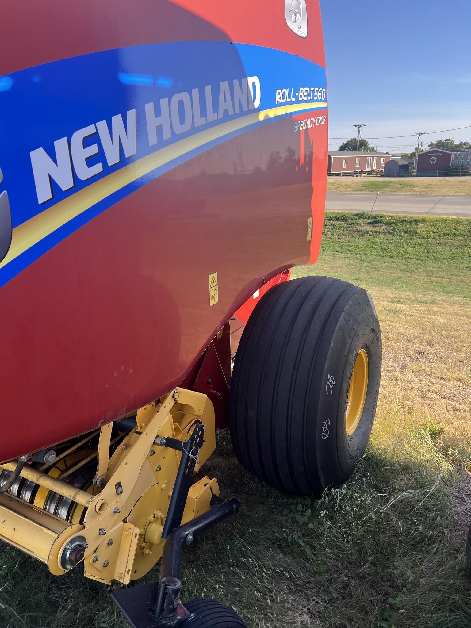 2015 New Holland Roll-Belt 560 Round Baler