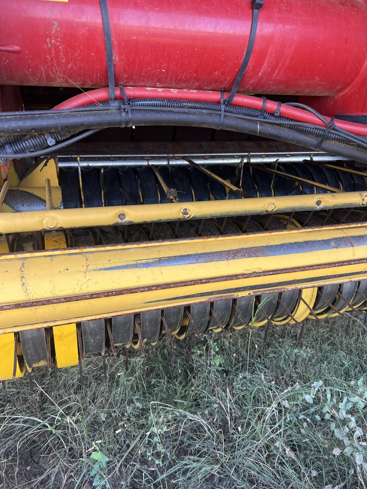 2015 New Holland Roll-Belt 560 Round Baler