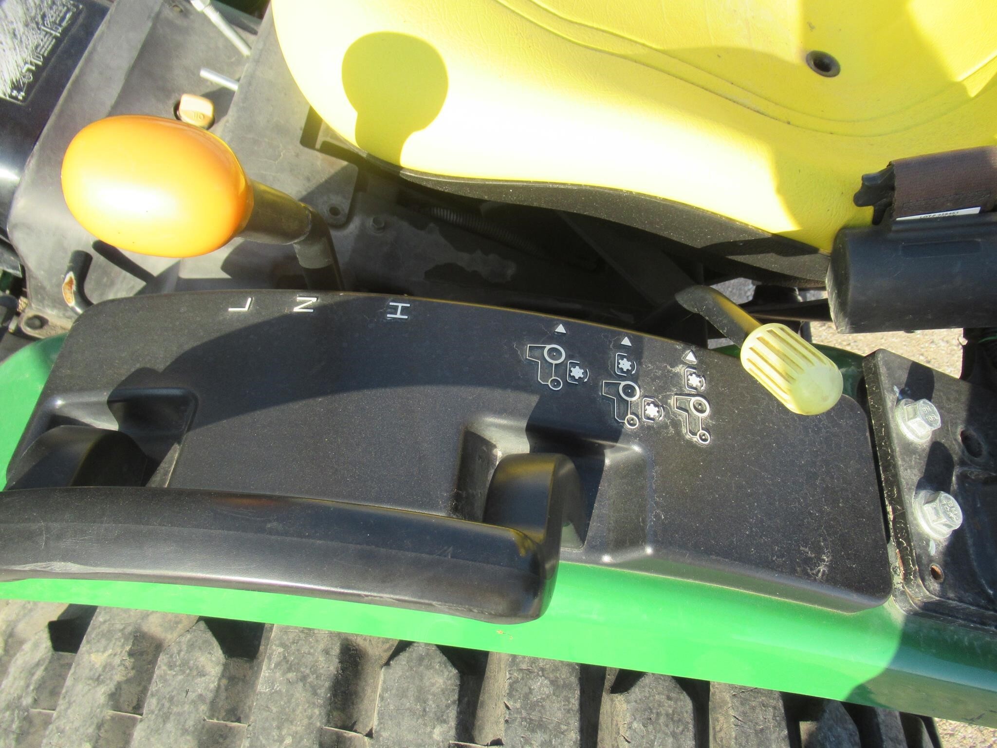 2015 John Deere 2032R Tractor