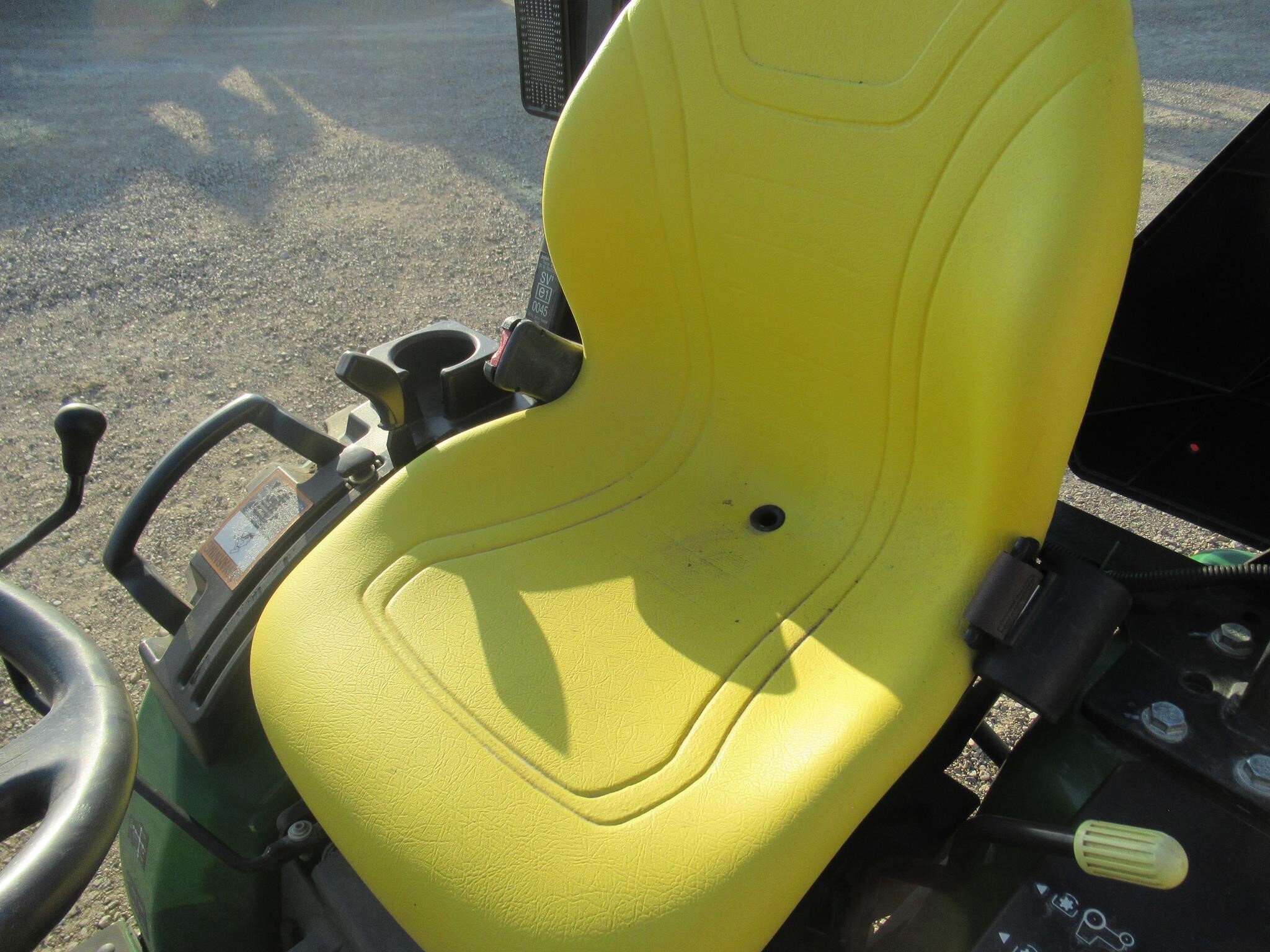 2015 John Deere 2032R Tractor