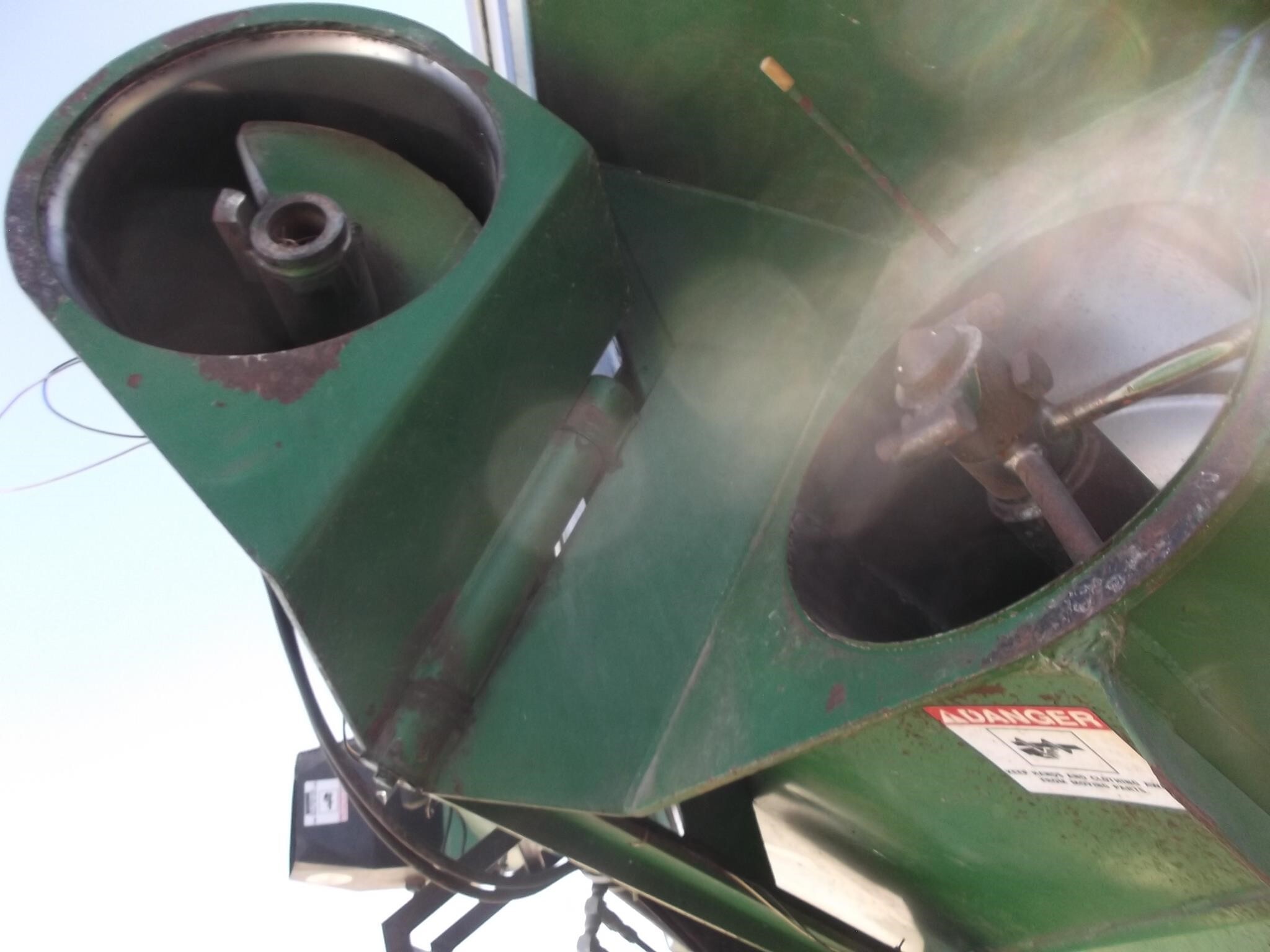 1999 J&M 875-18 Grain Cart