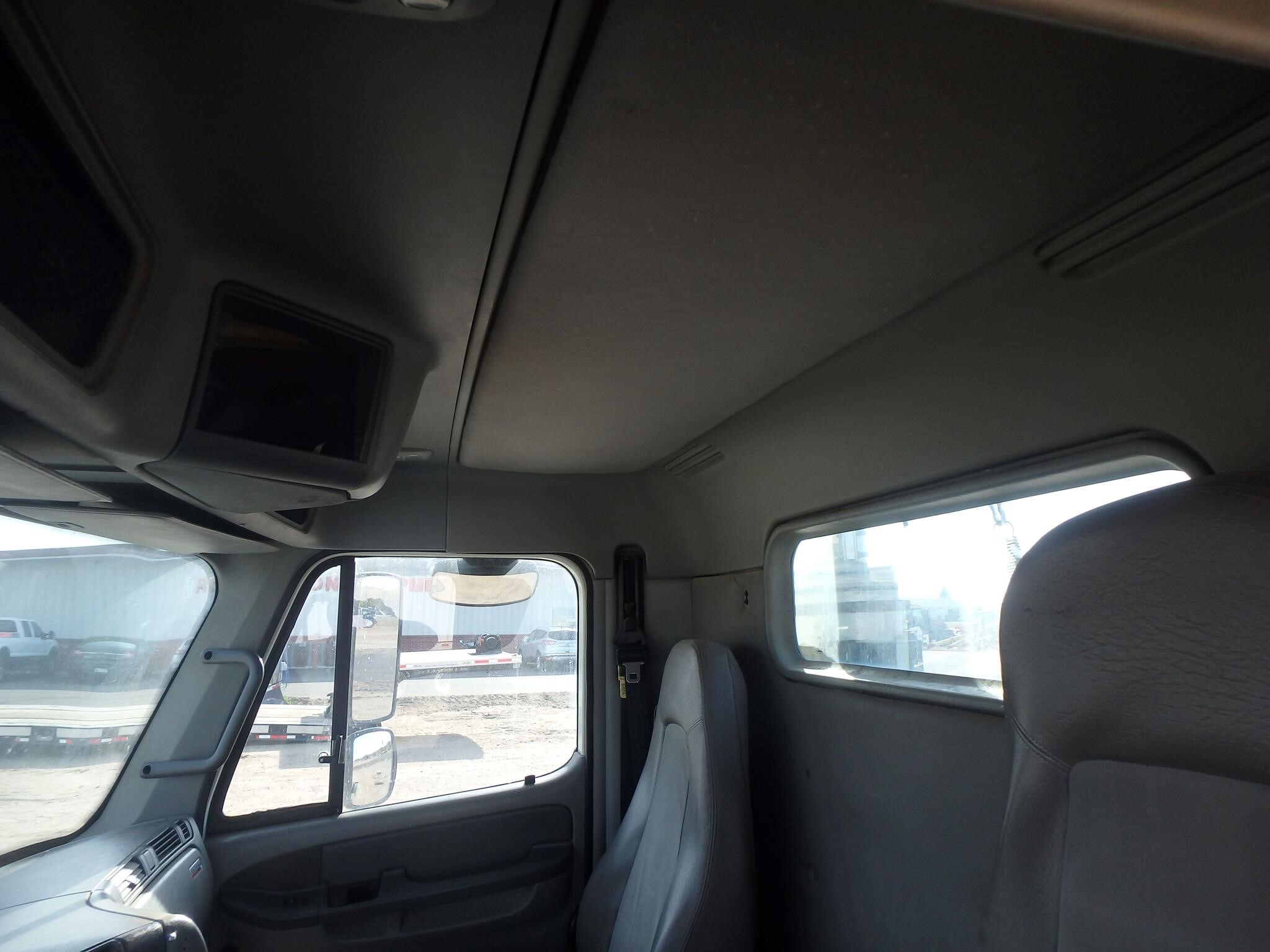 2005 Freightliner Columbia 120 Semi Trucks/Trailer