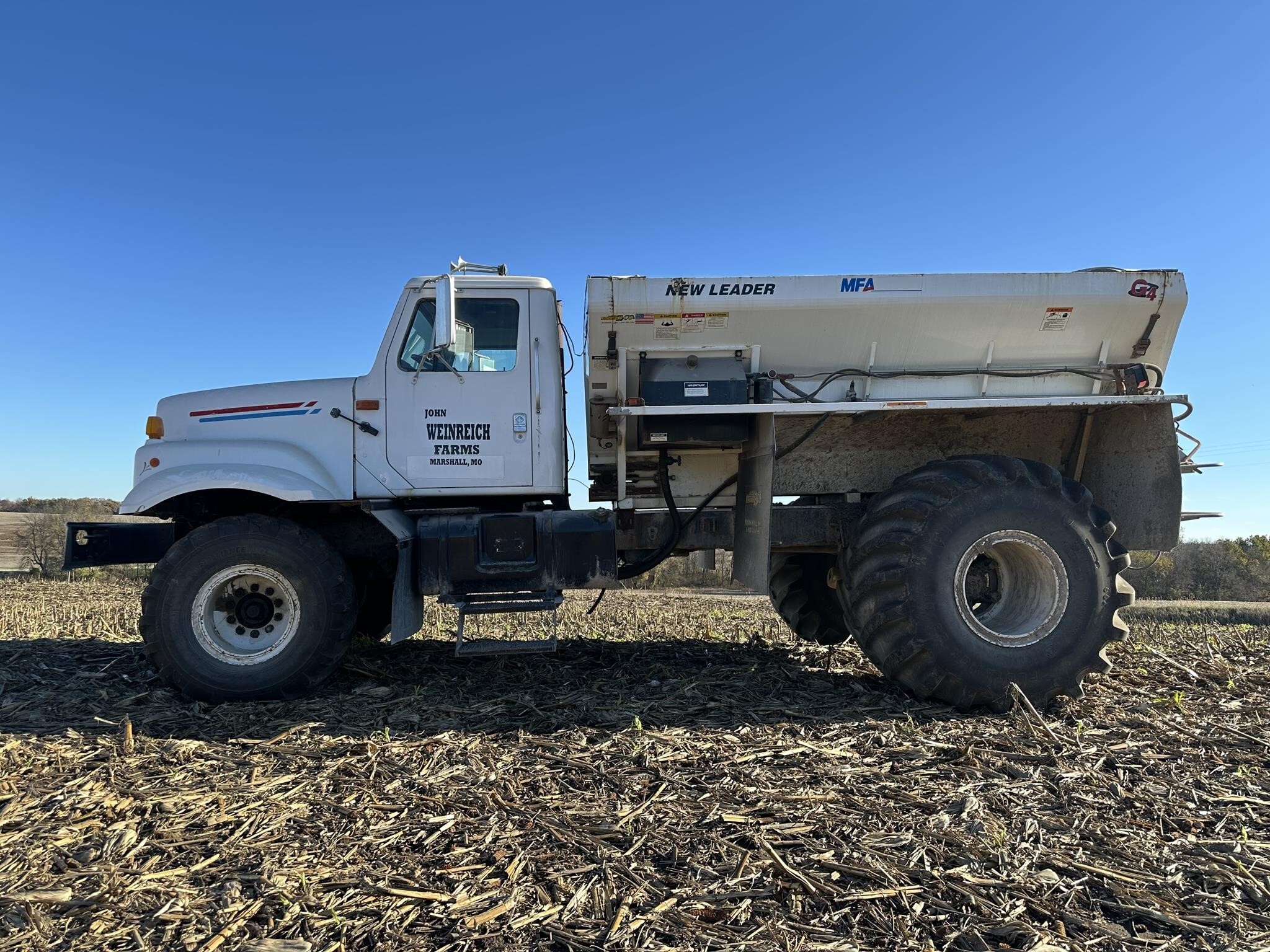  New Leader L3020 G4 Pull-Type Fertilizer Spreader