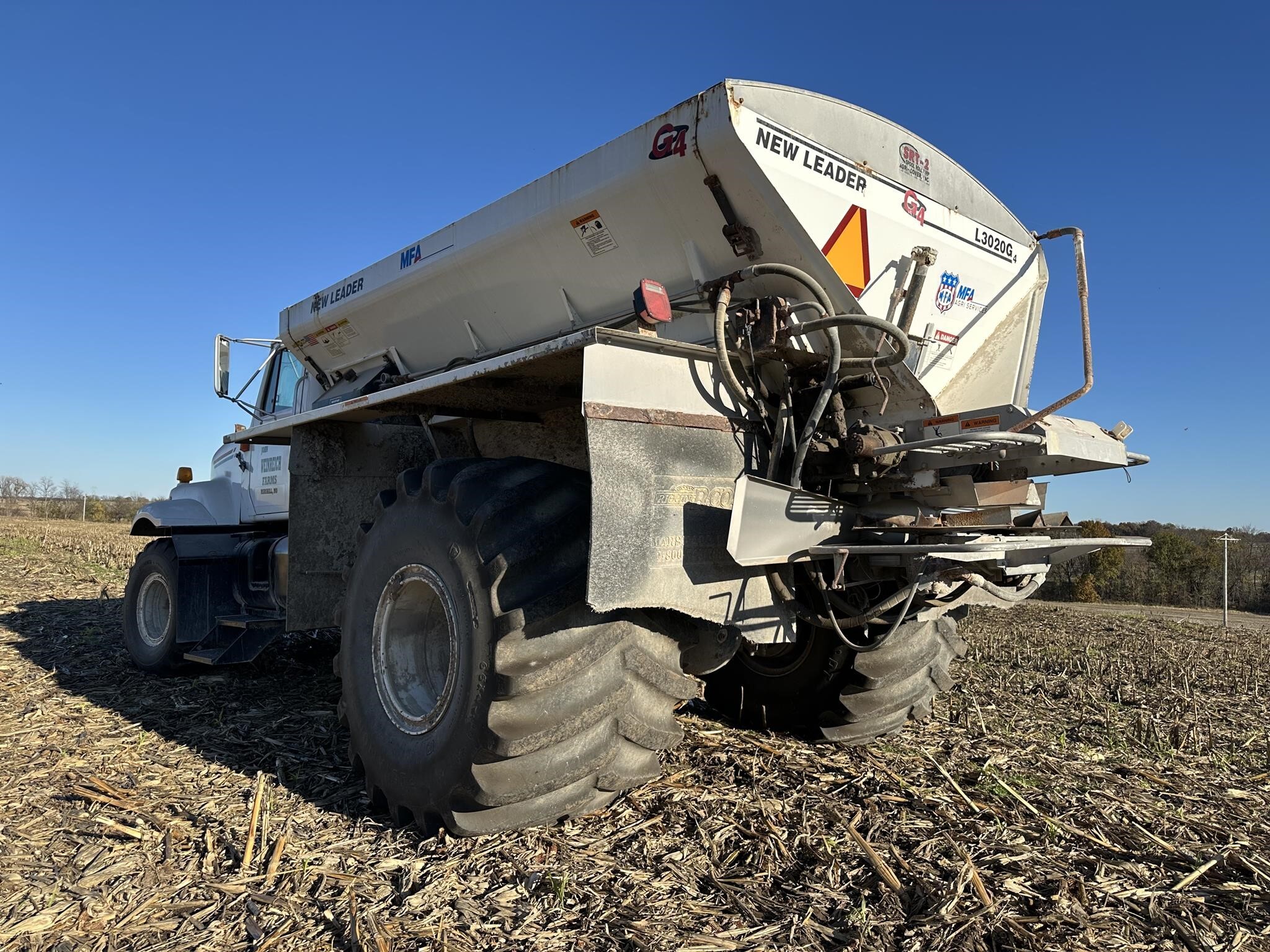  New Leader L3020 G4 Pull-Type Fertilizer Spreader