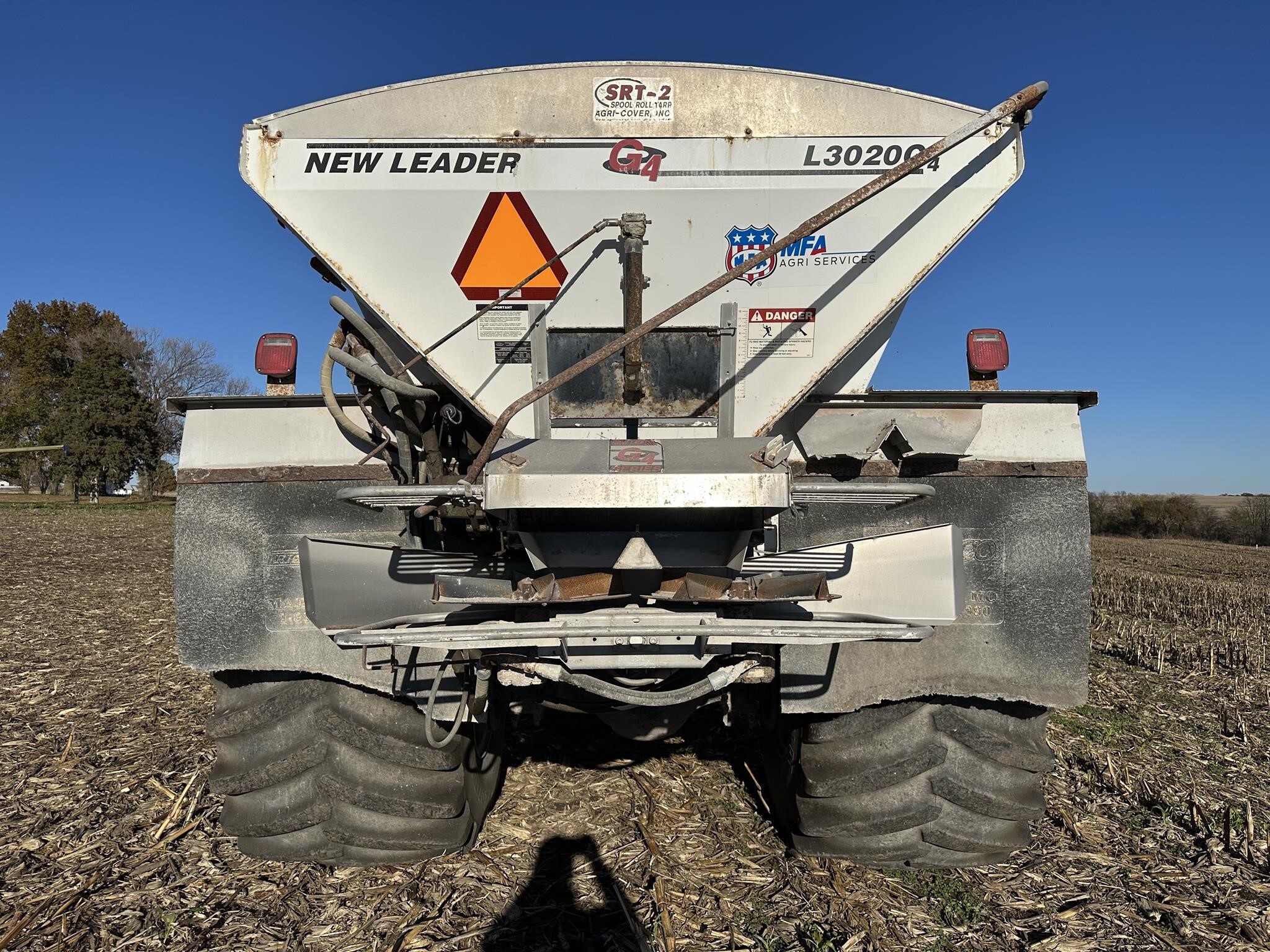  New Leader L3020 G4 Pull-Type Fertilizer Spreader