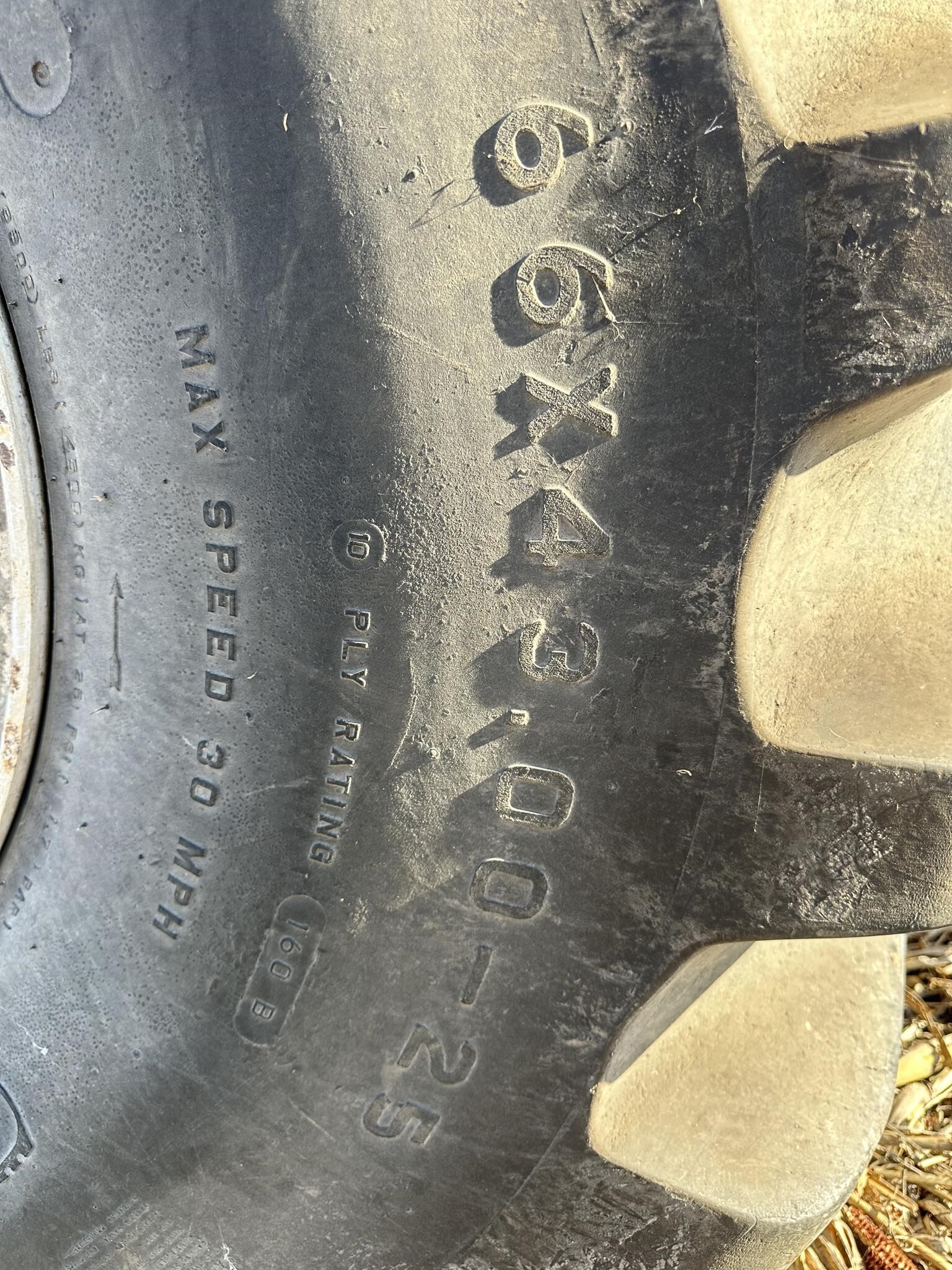  New Leader L3020 G4 Pull-Type Fertilizer Spreader