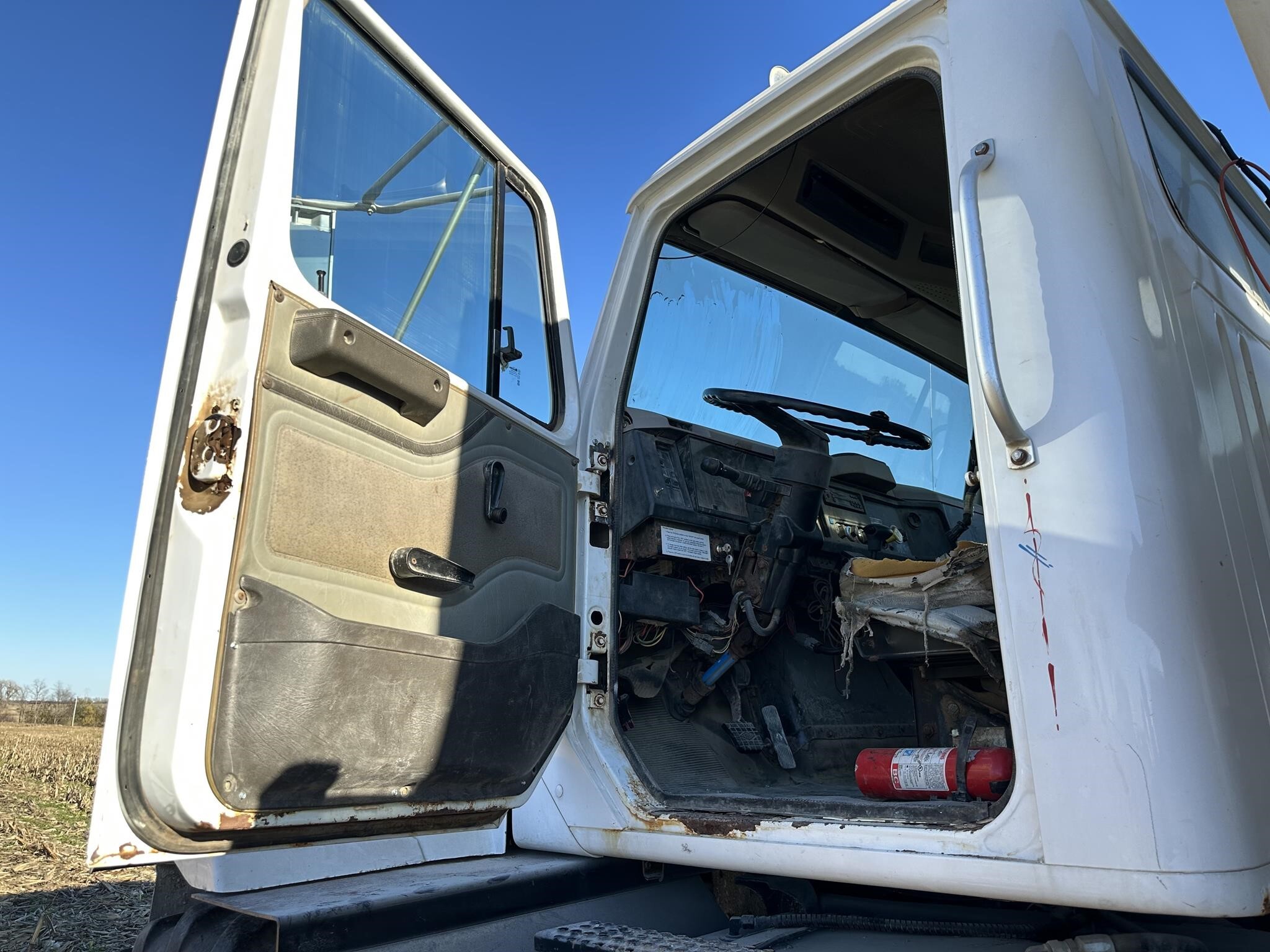  New Leader L3020 G4 Pull-Type Fertilizer Spreader