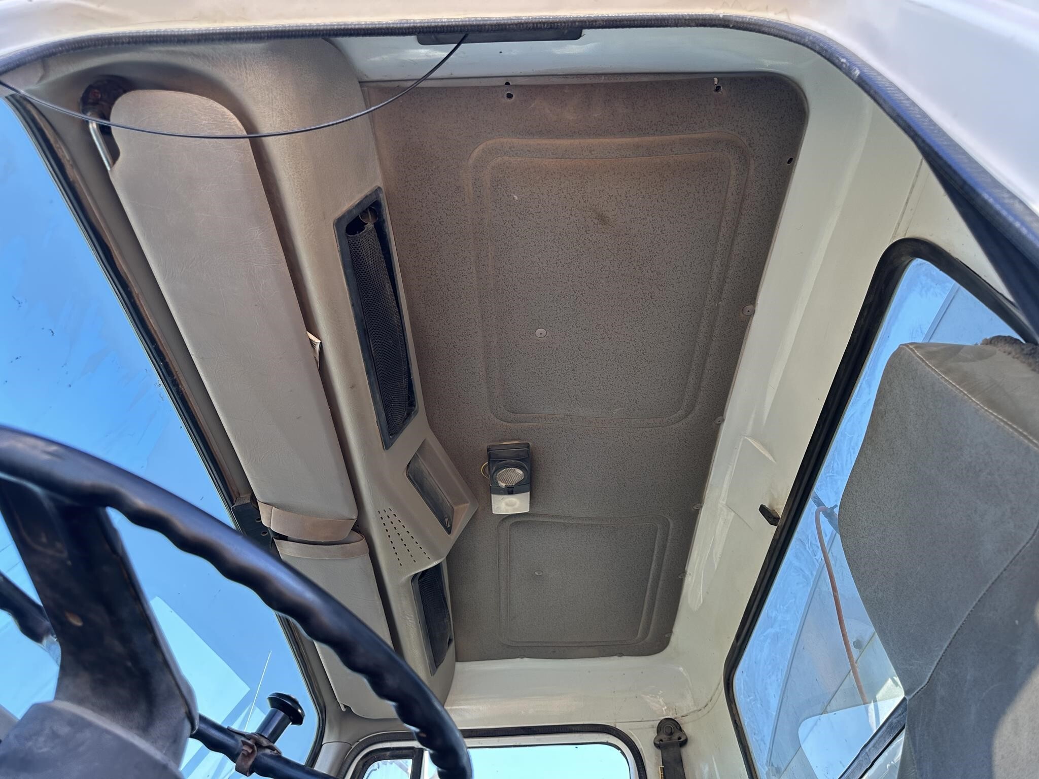  New Leader L3020 G4 Pull-Type Fertilizer Spreader