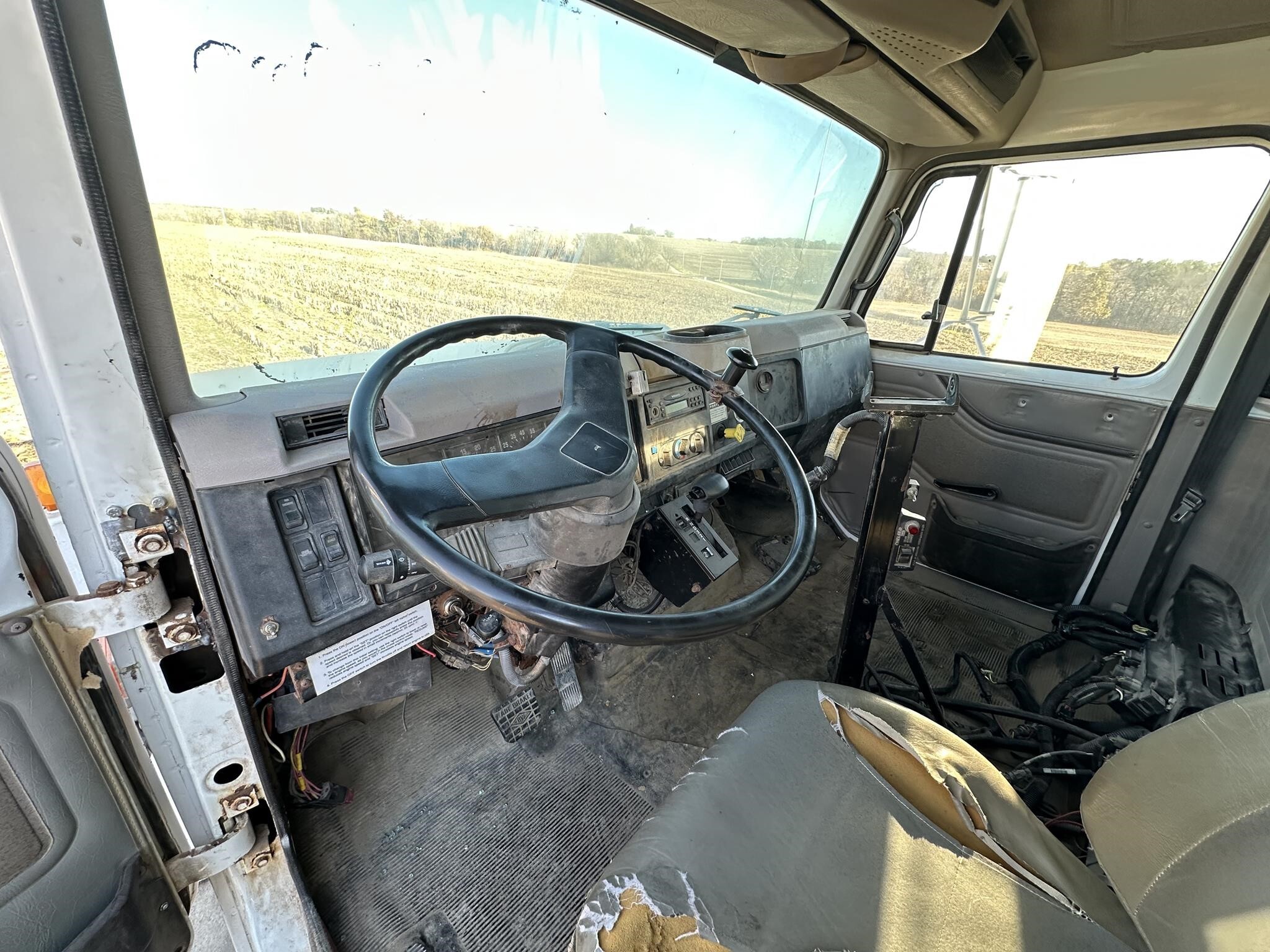  New Leader L3020 G4 Pull-Type Fertilizer Spreader