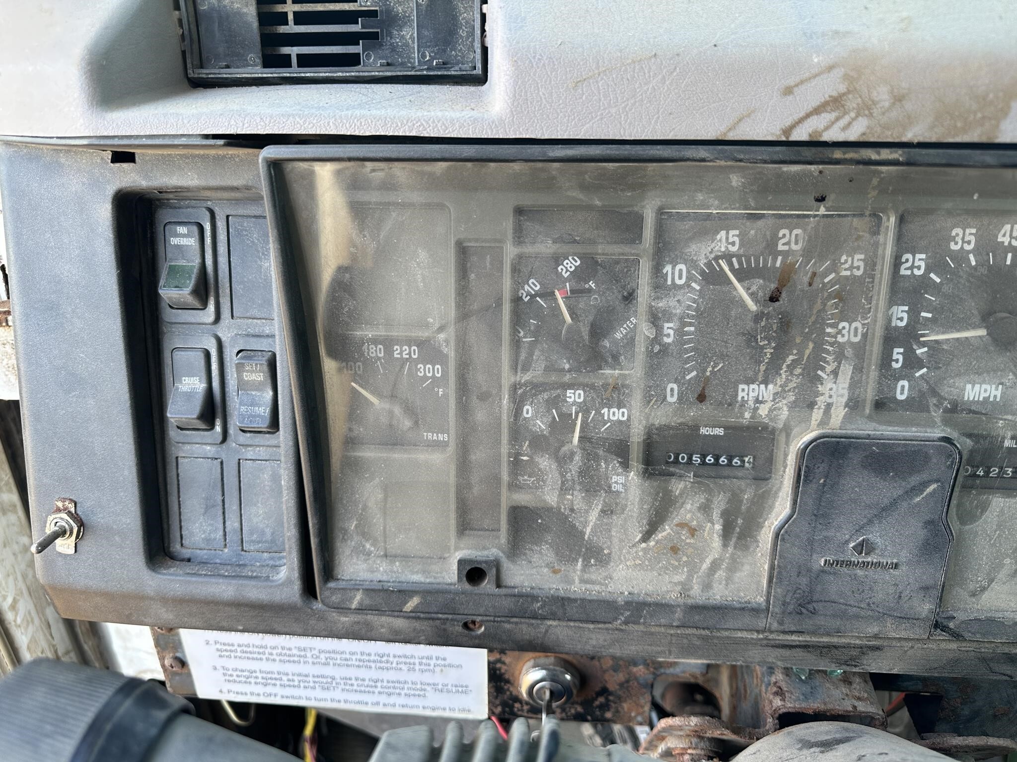  New Leader L3020 G4 Pull-Type Fertilizer Spreader