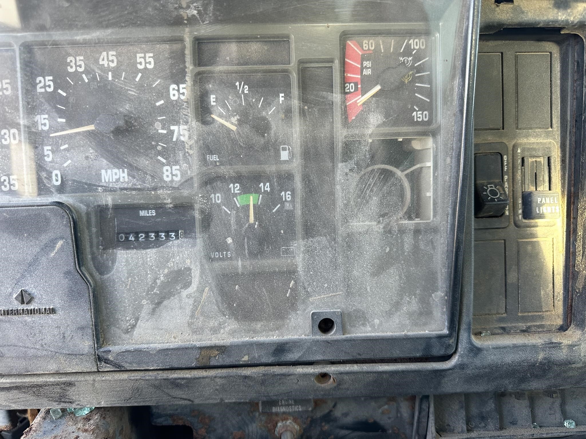  New Leader L3020 G4 Pull-Type Fertilizer Spreader