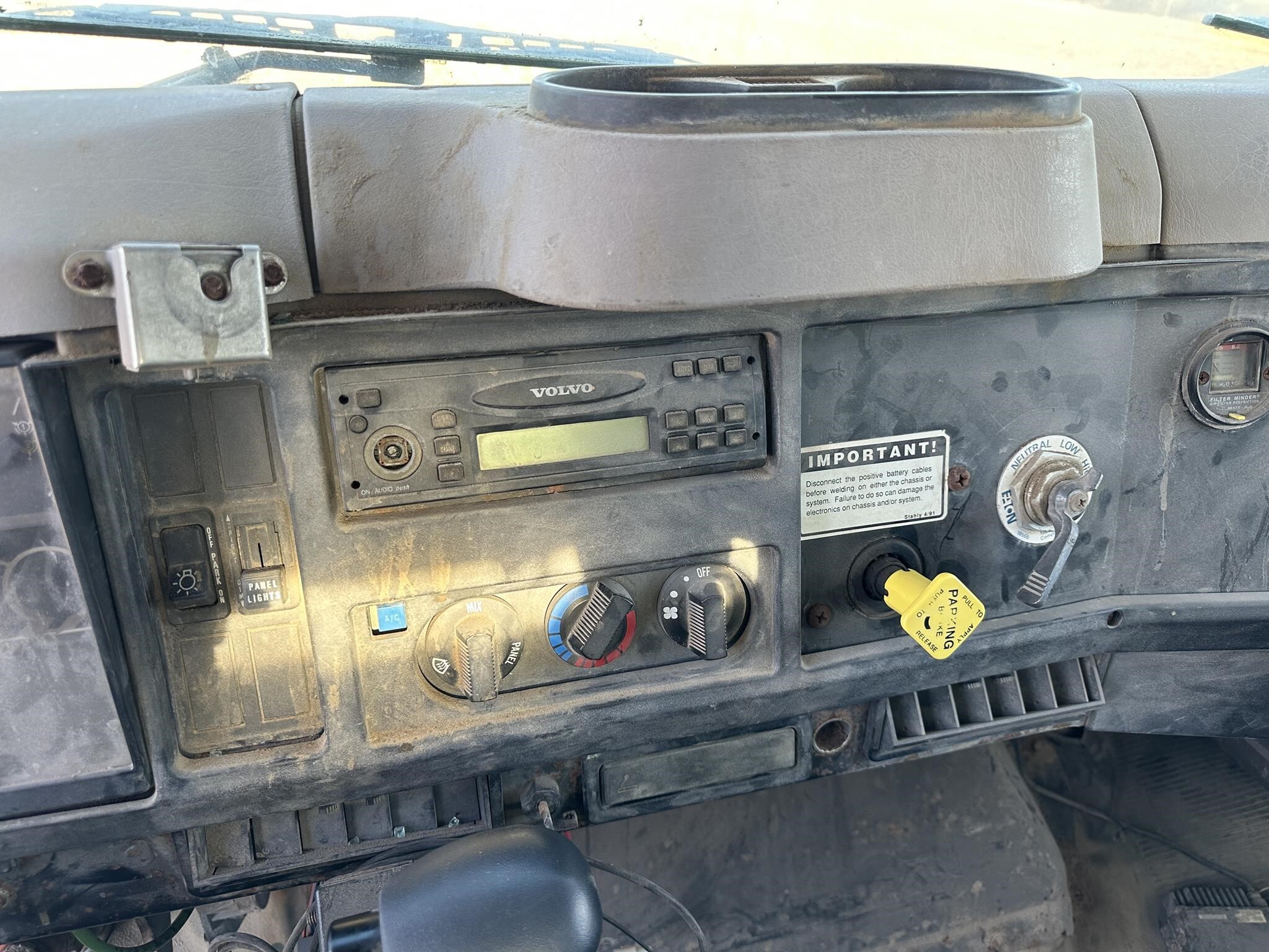  New Leader L3020 G4 Pull-Type Fertilizer Spreader