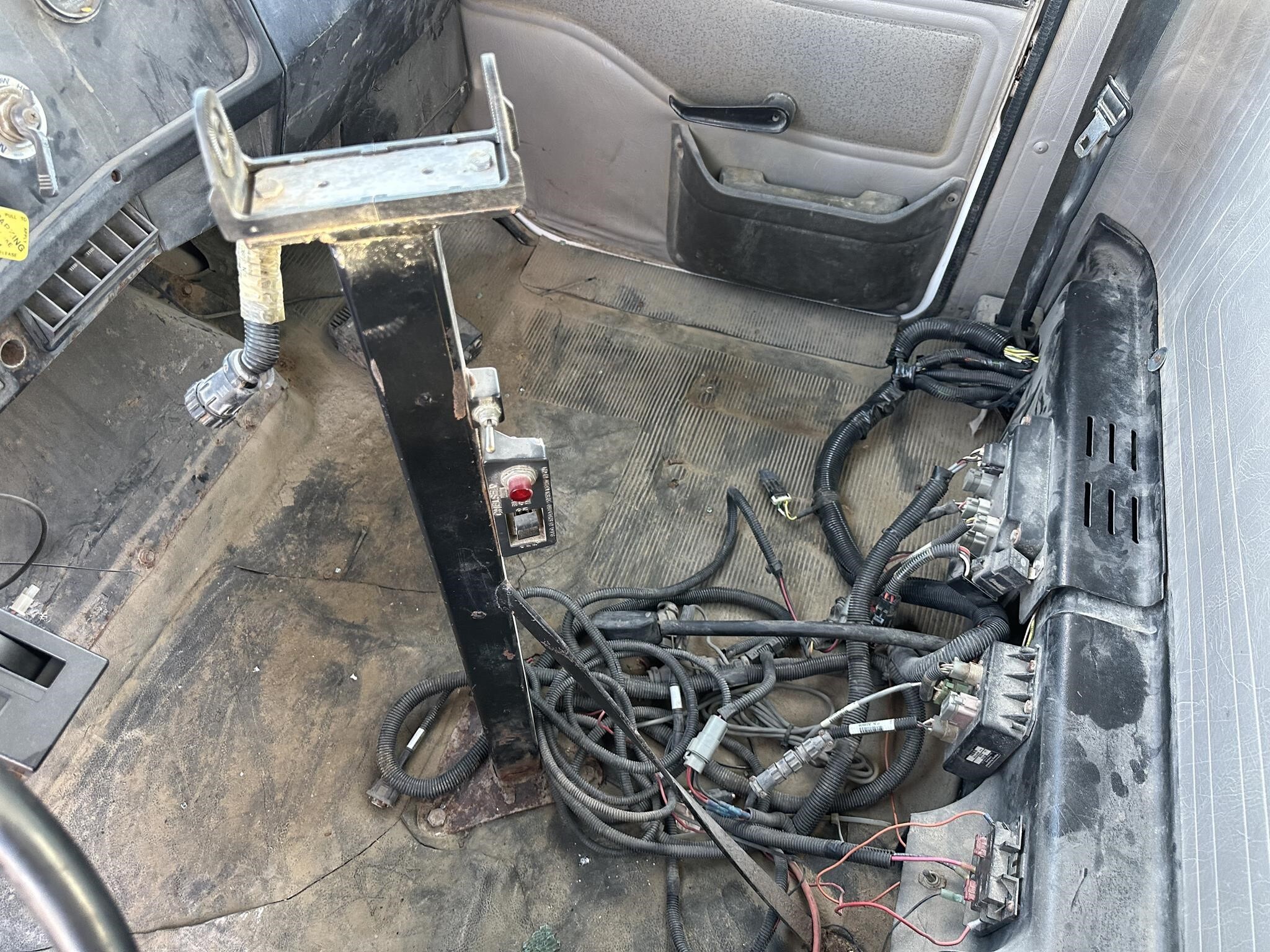  New Leader L3020 G4 Pull-Type Fertilizer Spreader