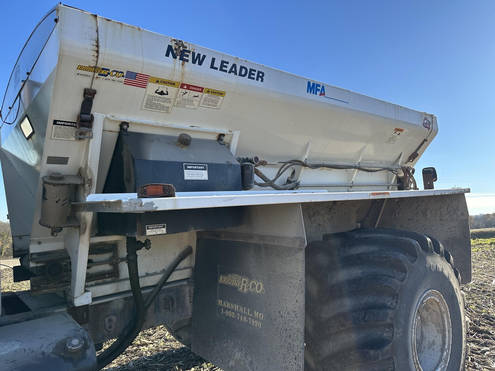  New Leader L3020 G4 Pull-Type Fertilizer Spreader