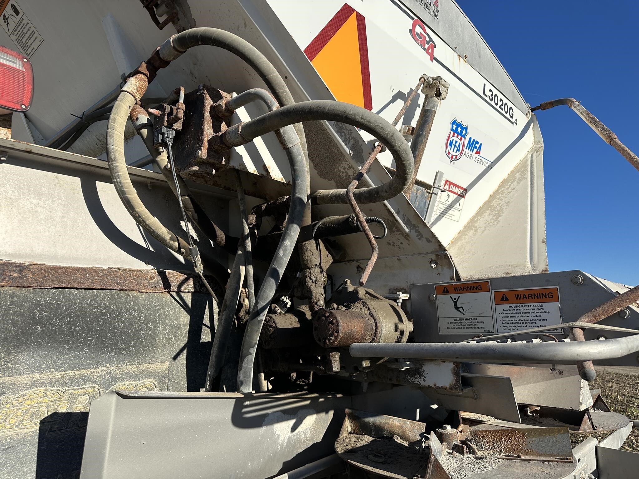  New Leader L3020 G4 Pull-Type Fertilizer Spreader