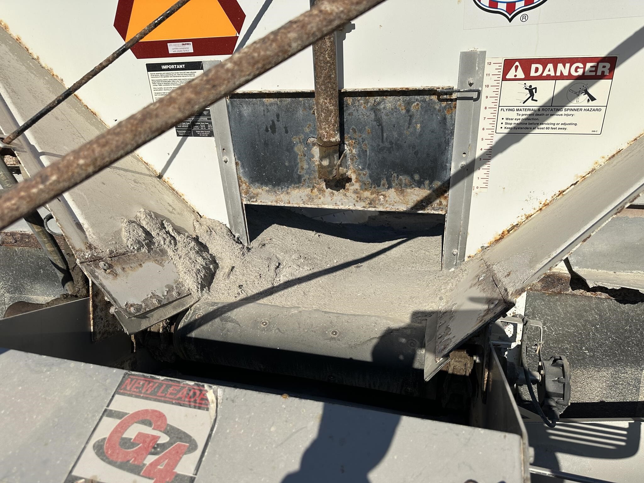  New Leader L3020 G4 Pull-Type Fertilizer Spreader