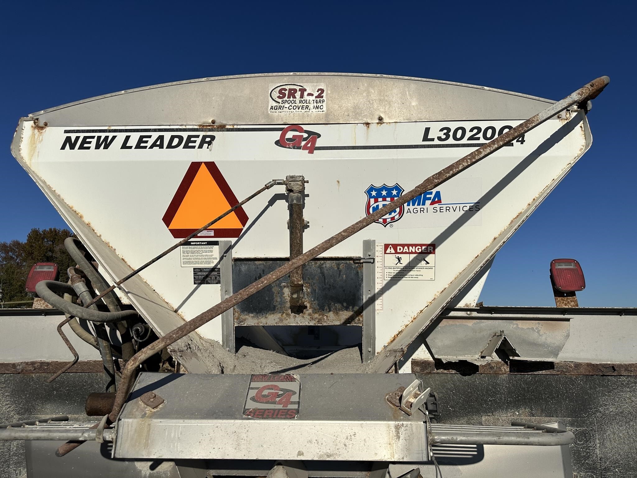  New Leader L3020 G4 Pull-Type Fertilizer Spreader