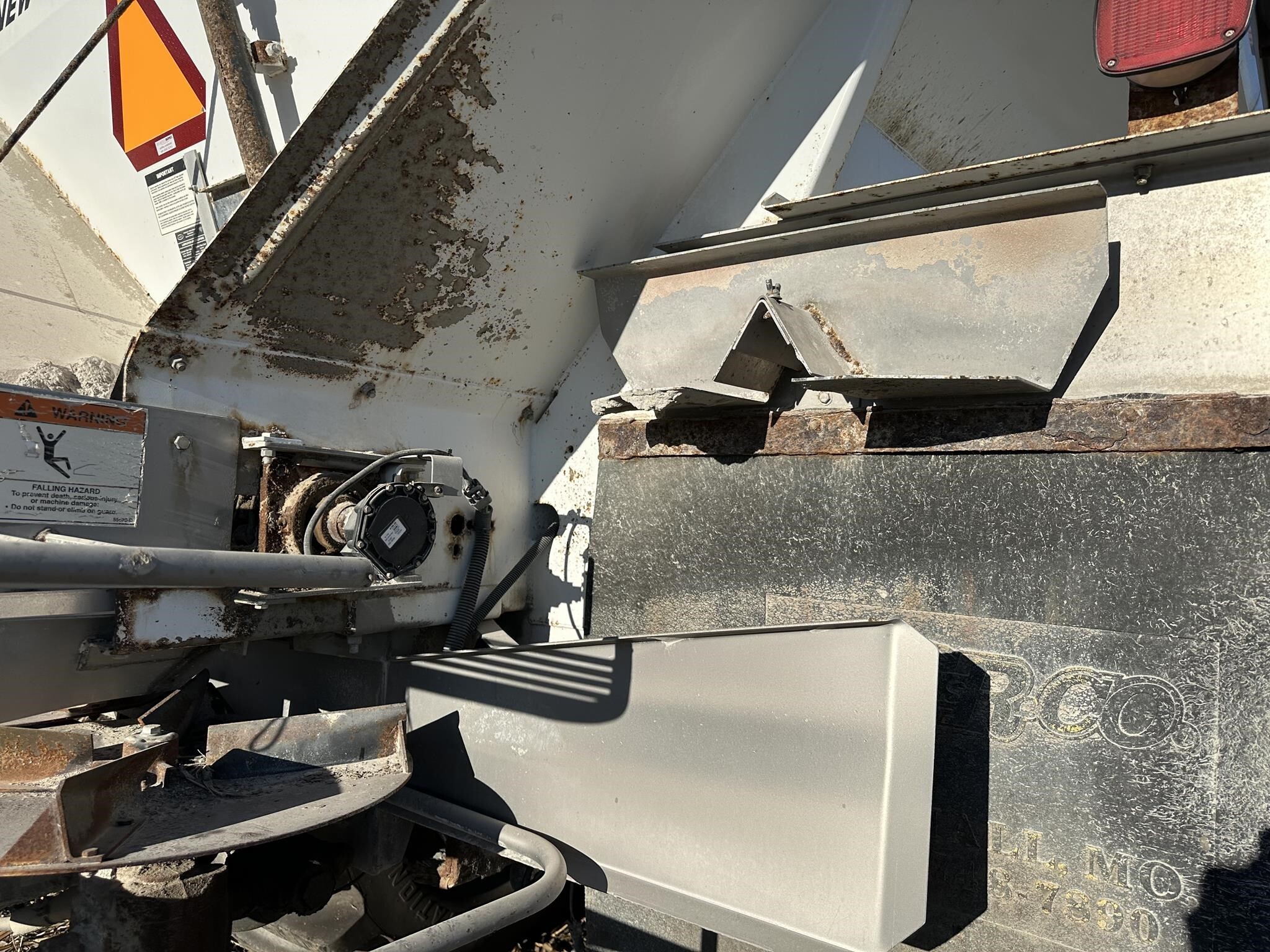  New Leader L3020 G4 Pull-Type Fertilizer Spreader