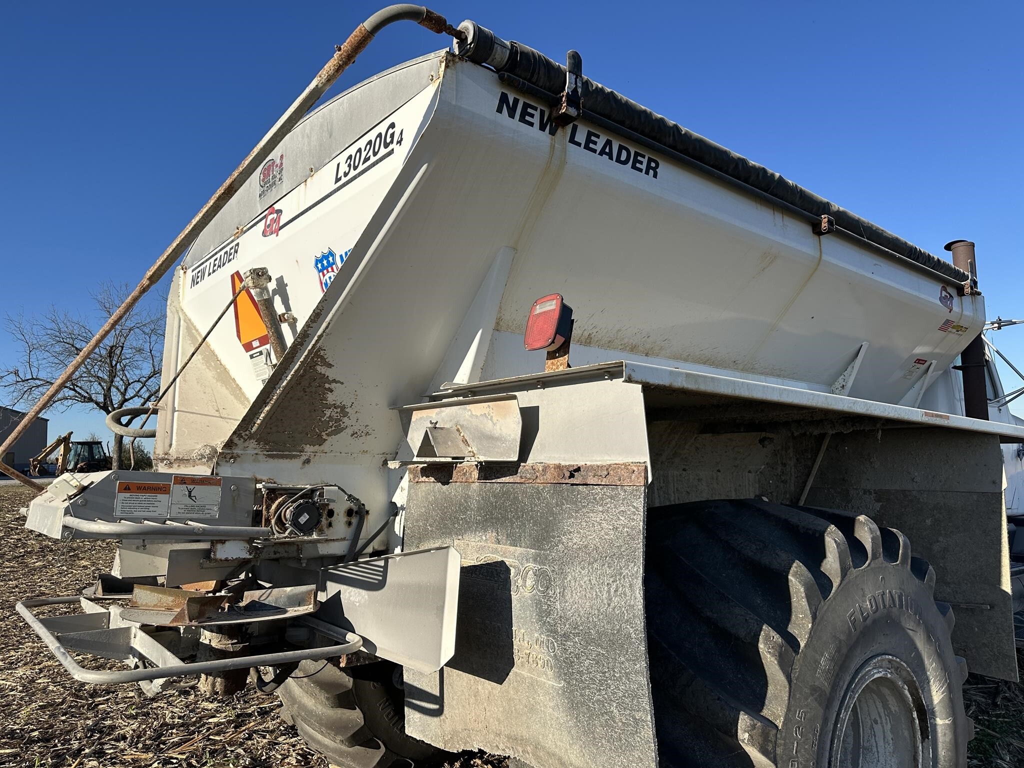  New Leader L3020 G4 Pull-Type Fertilizer Spreader