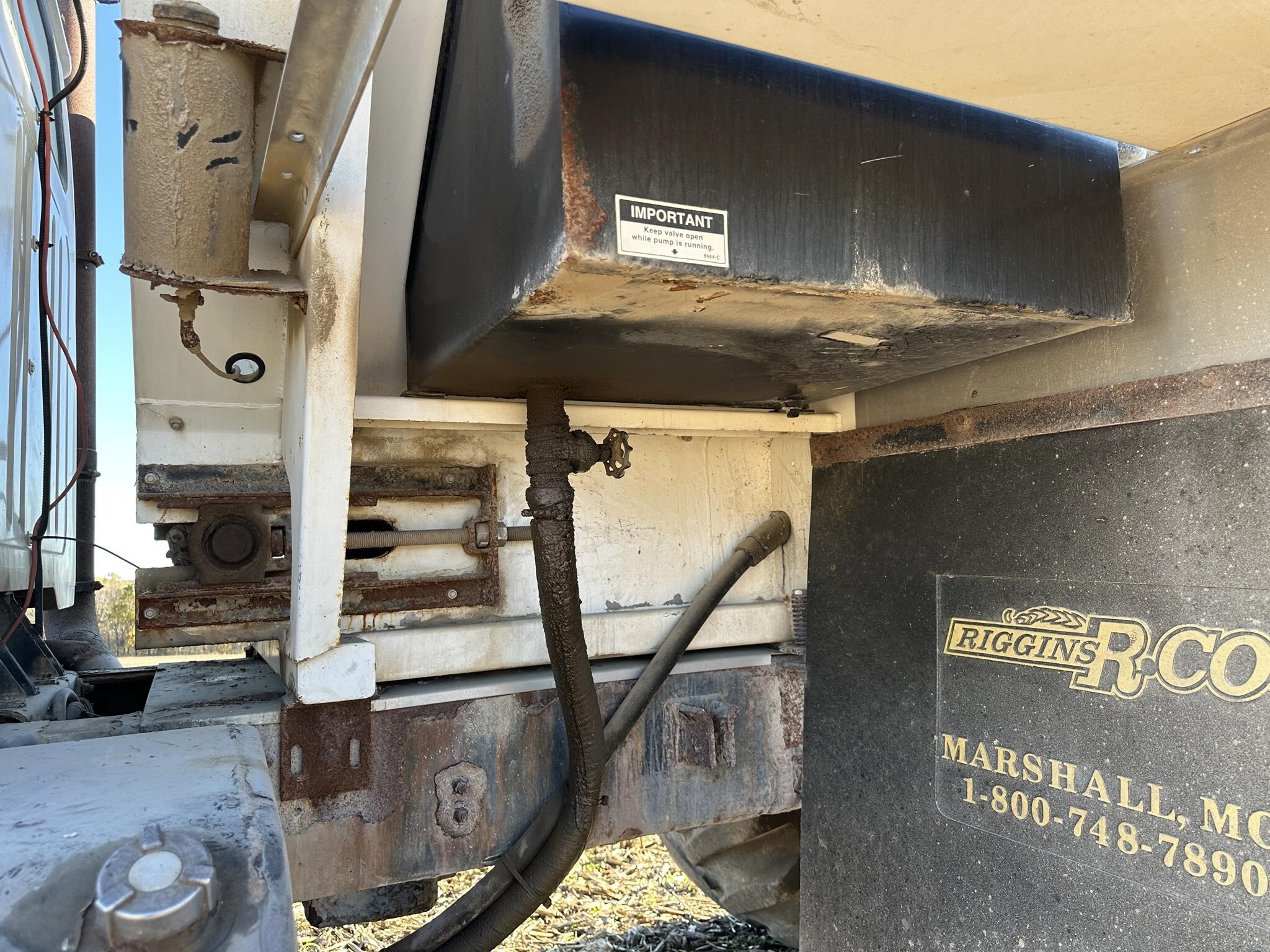  New Leader L3020 G4 Pull-Type Fertilizer Spreader