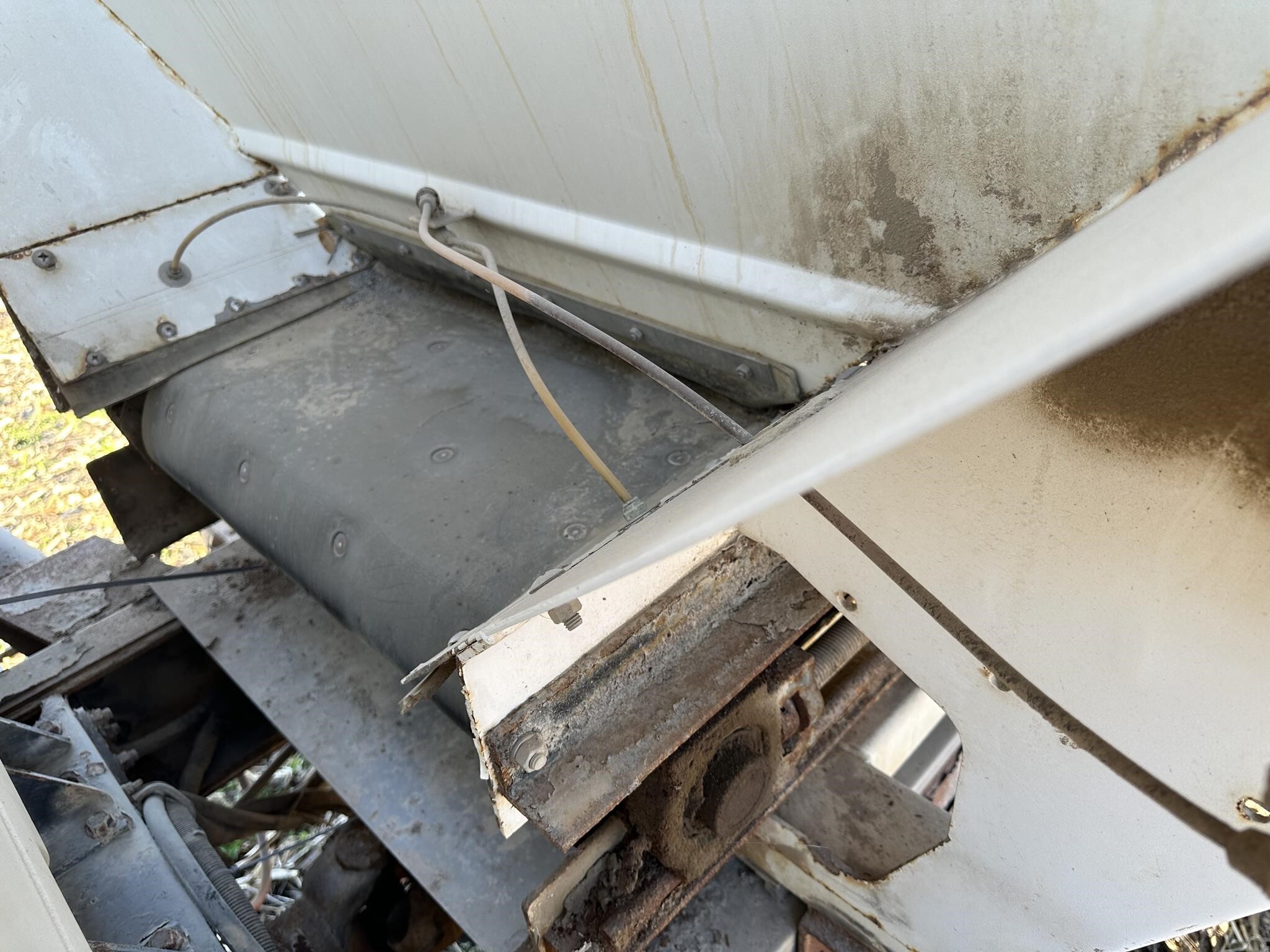  New Leader L3020 G4 Pull-Type Fertilizer Spreader