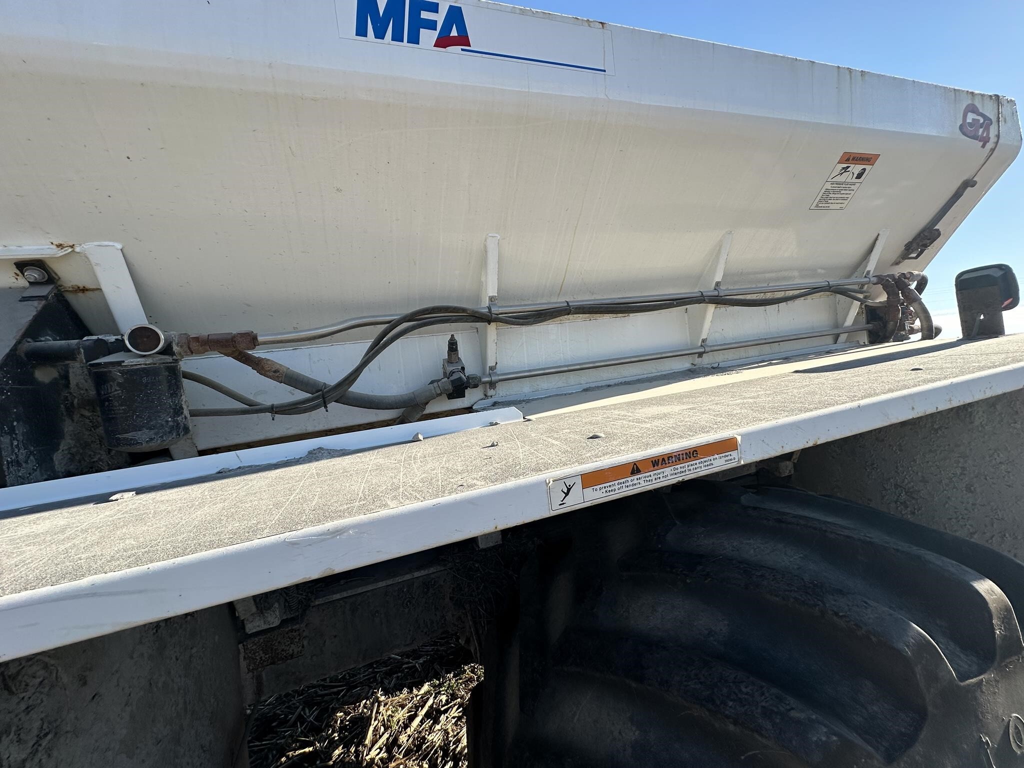  New Leader L3020 G4 Pull-Type Fertilizer Spreader