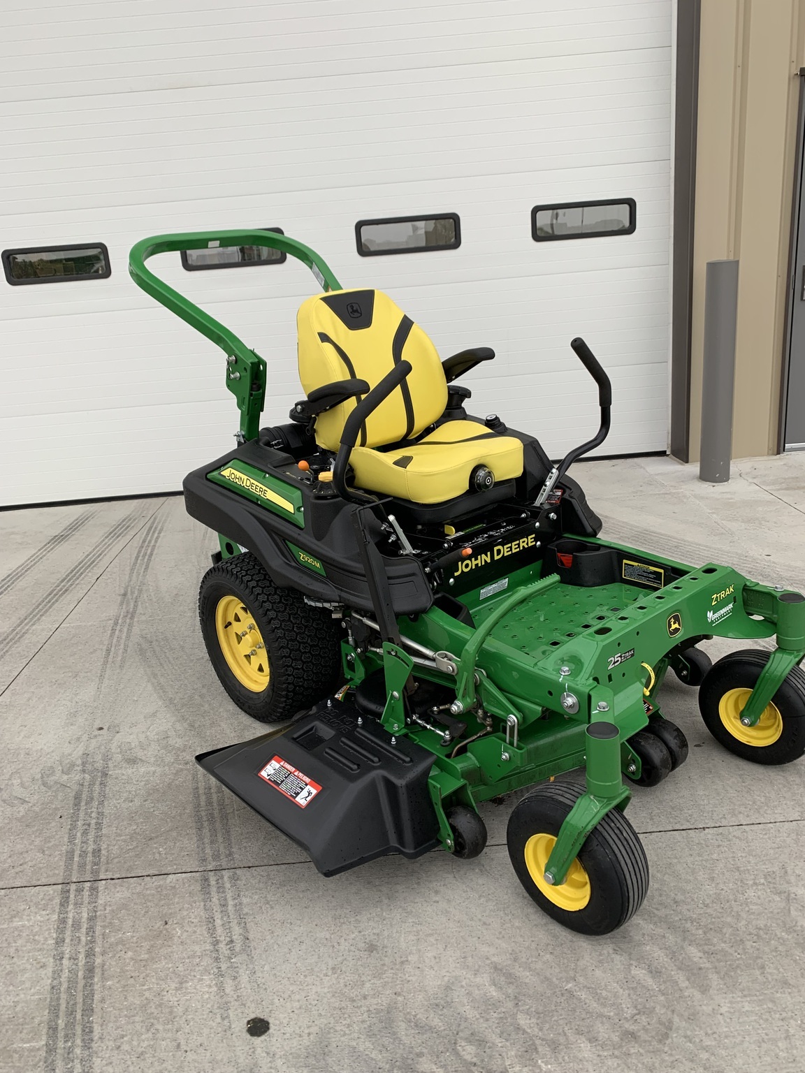 2022 John Deere Z920M Lawn Mower