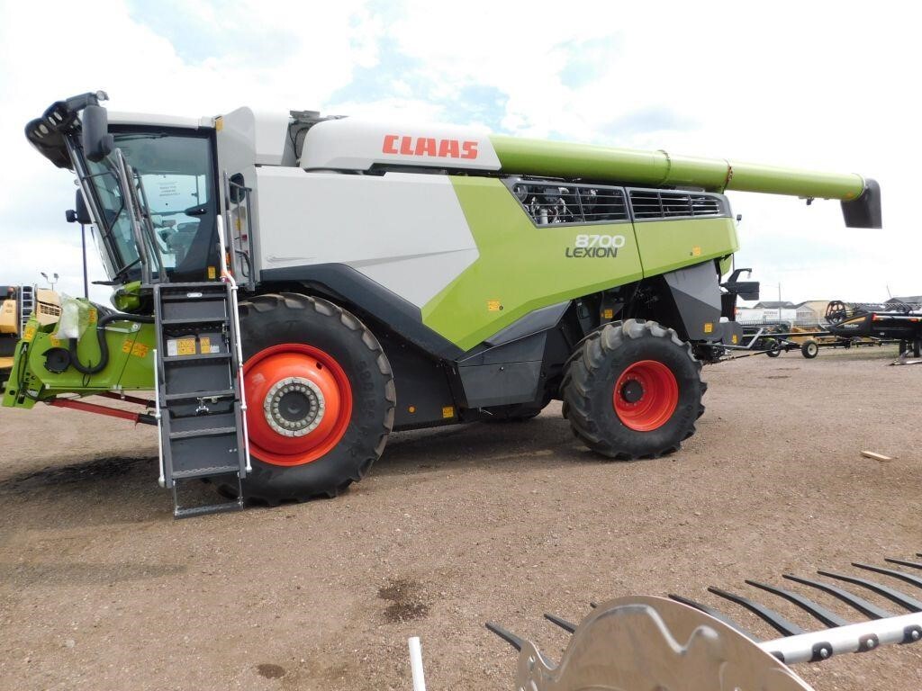 2022 Claas LEXION 8700 Combine